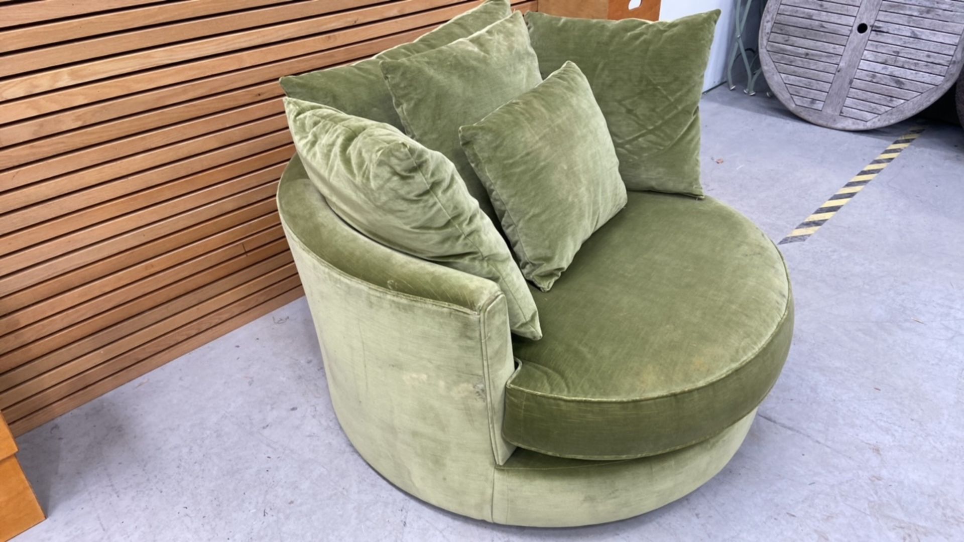 Green Velvet Swivel Chair - Image 4 of 7