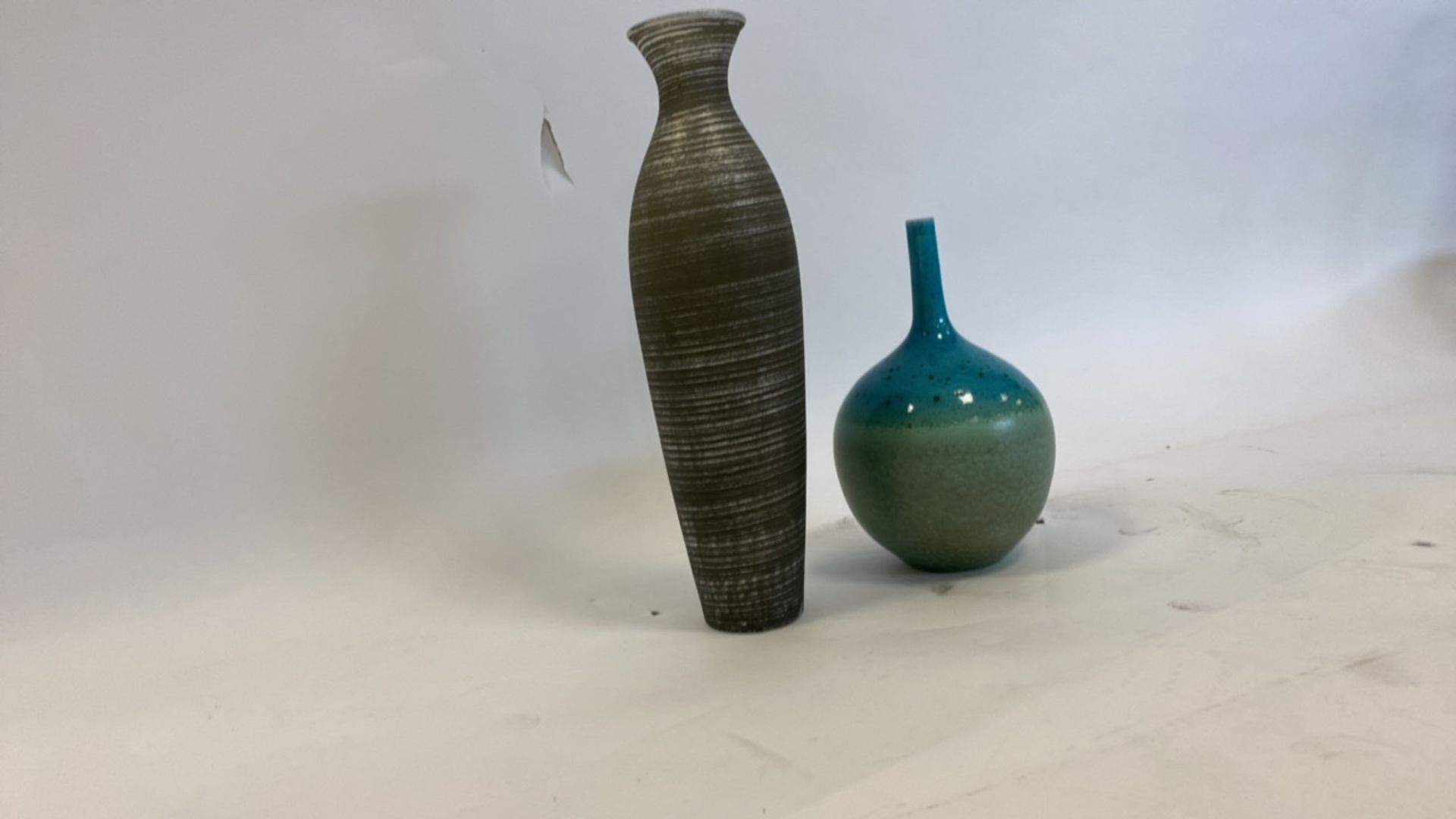 2x Ornate Vases - Image 3 of 3