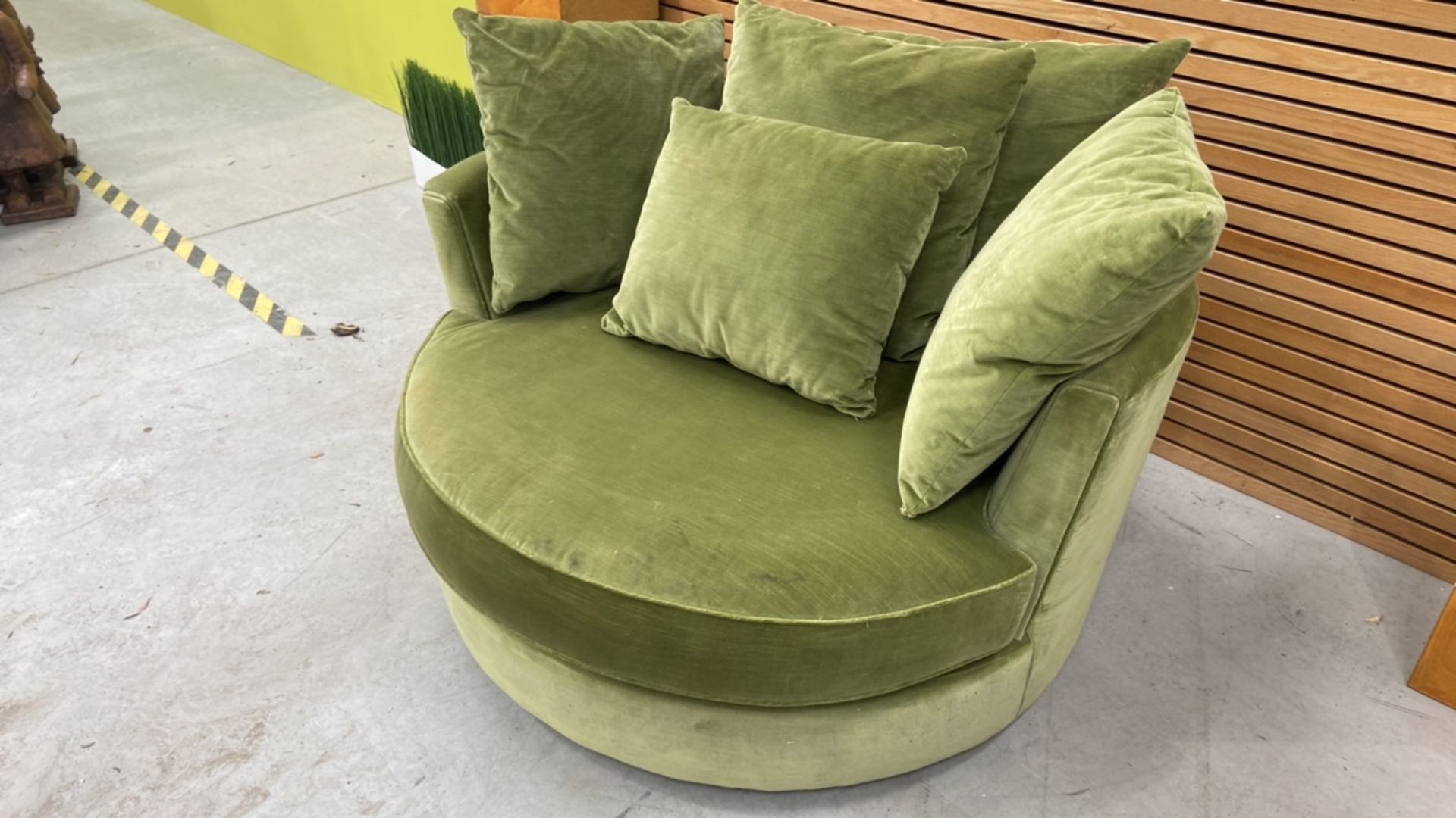 Green Velvet Swivel Chair - Image 5 of 7