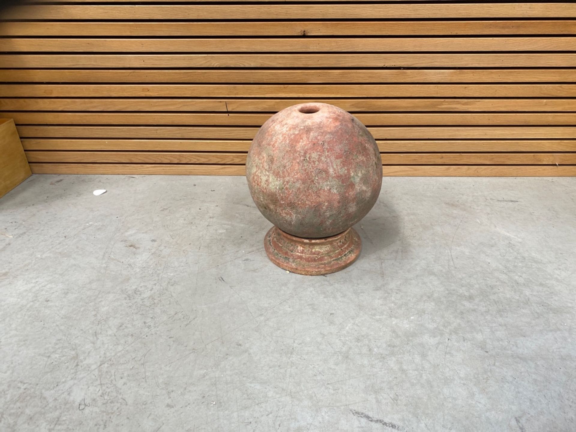 Clay Ornimental Ball With Stand