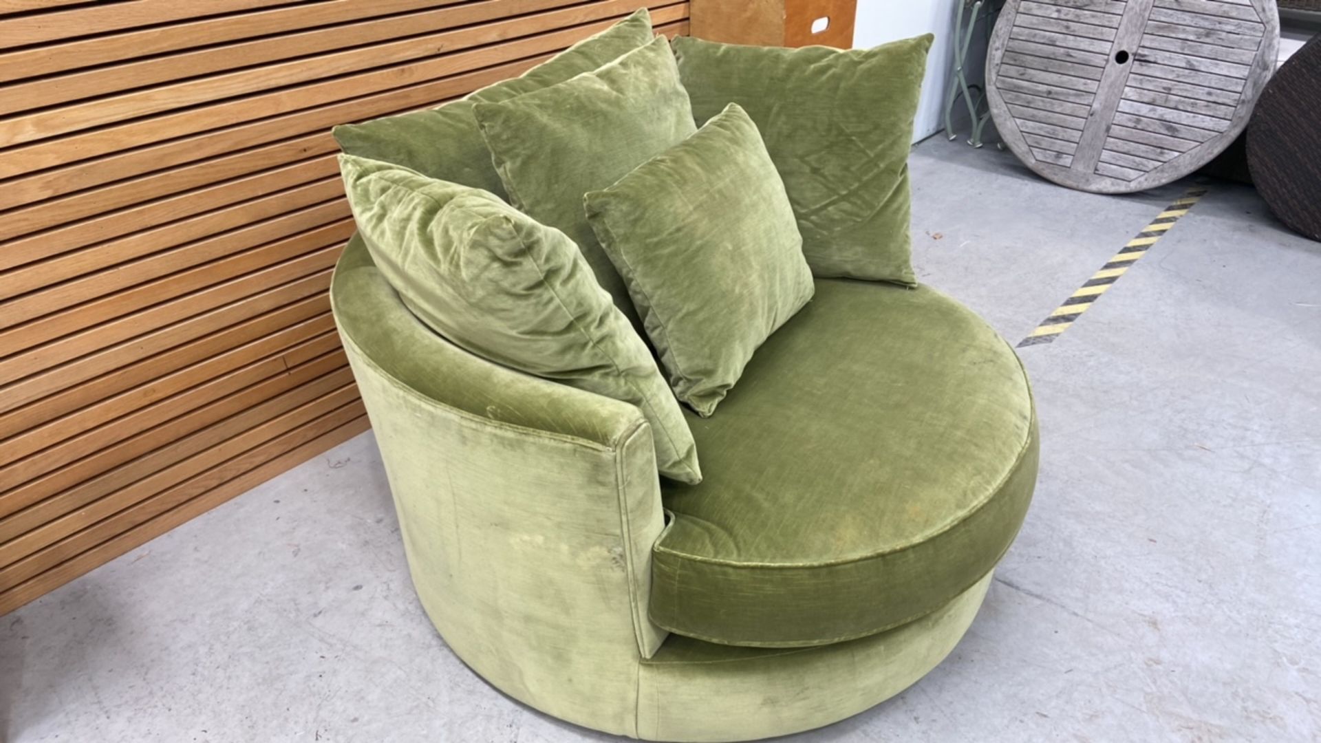 Green Velvet Swivel Chair - Image 3 of 7