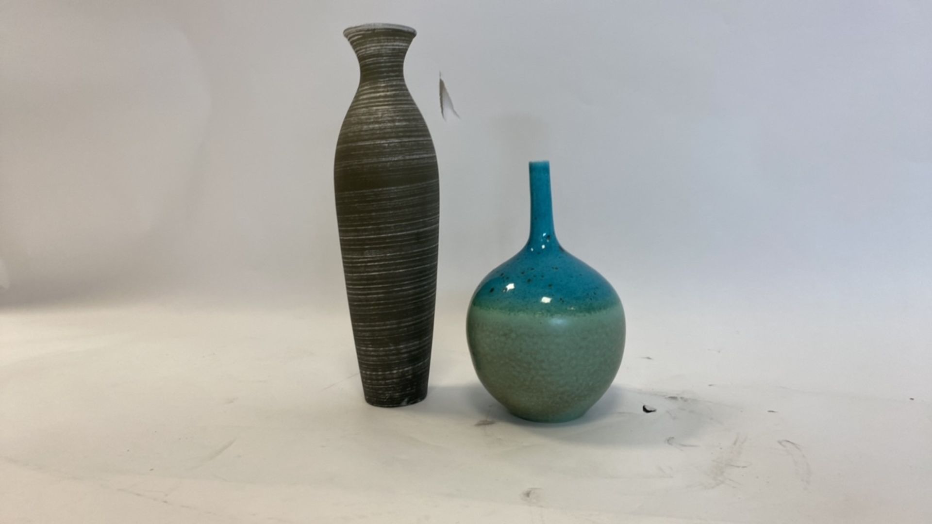 2x Ornate Vases - Image 2 of 3