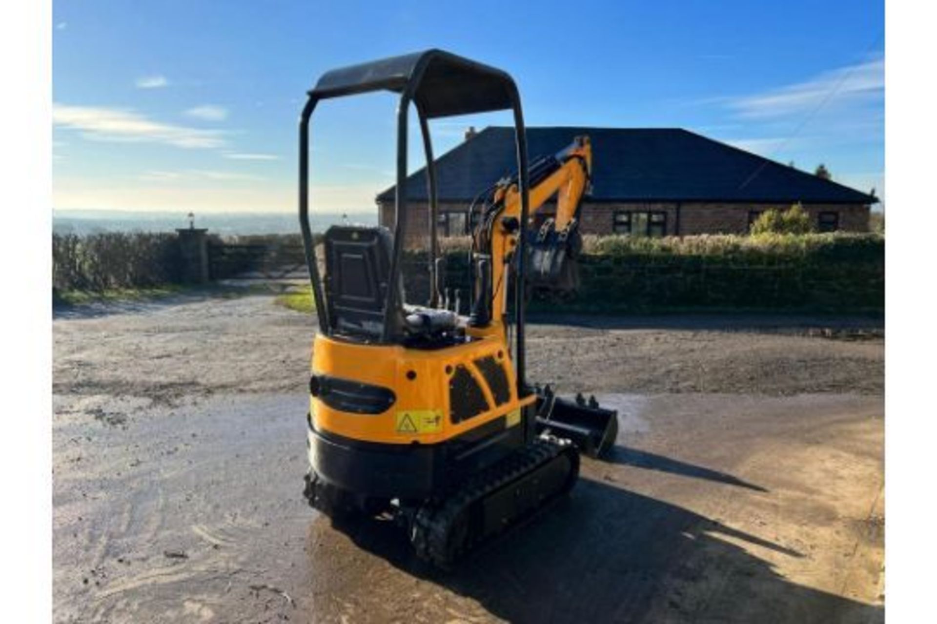 New And Unused LM10 1 Ton Mini Digger - Image 4 of 11