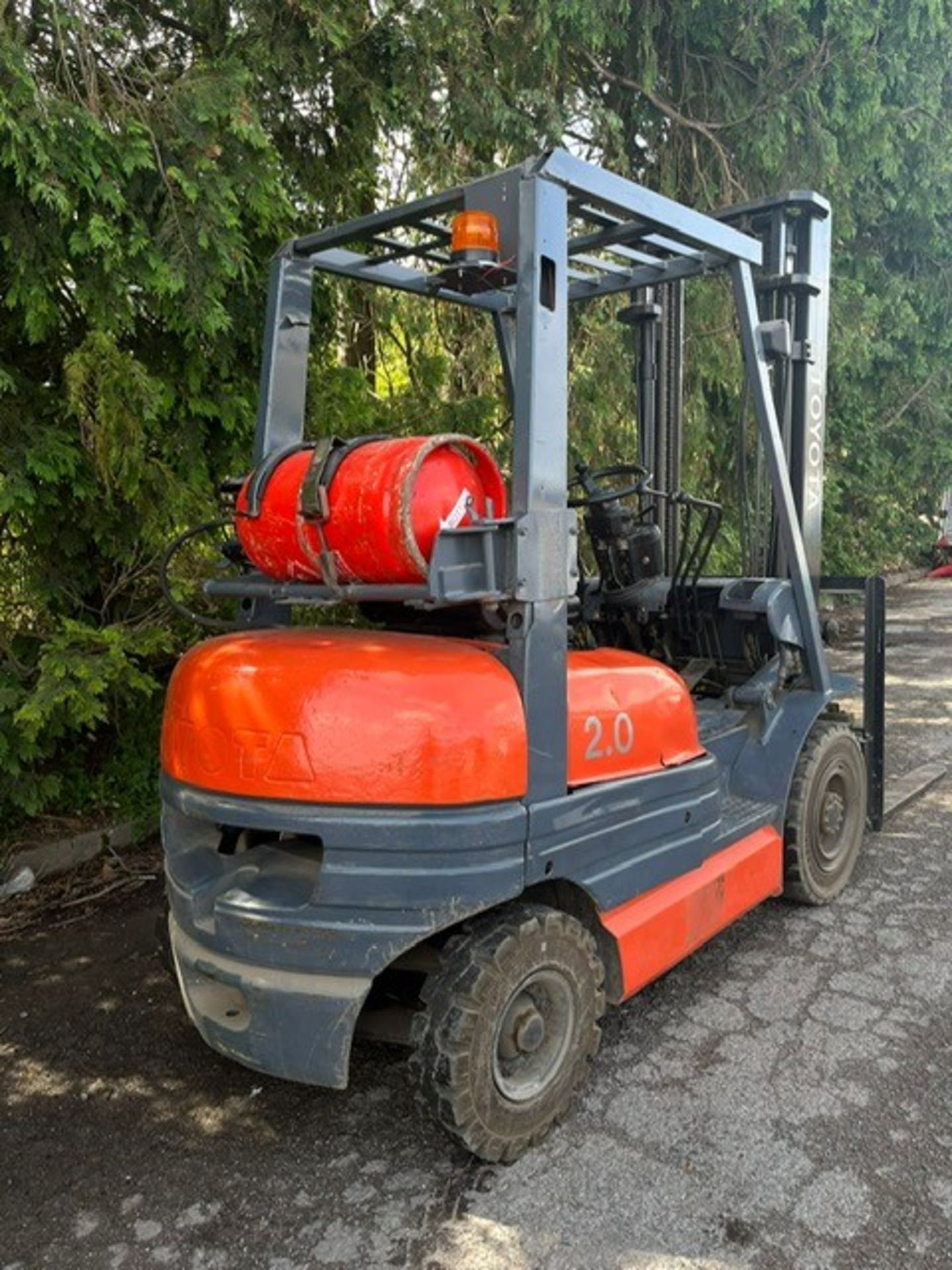 Toyota 2 tonne gas - Image 2 of 2