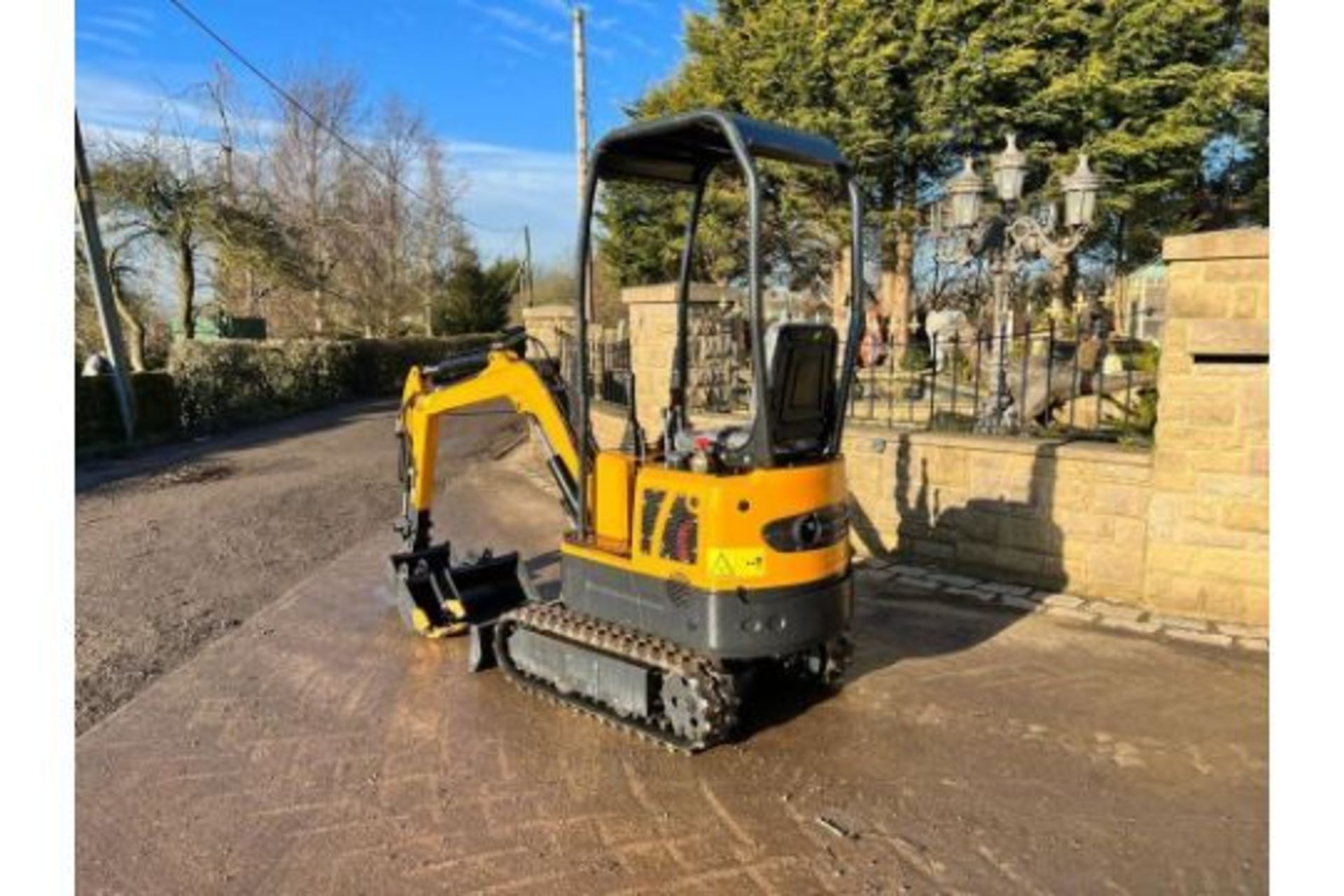 New And Unused LM10 1 Ton Mini Digger - Image 2 of 11