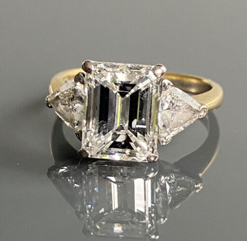 18ct Gold Diamond Solitaire Emerald Cut Ring - Image 8 of 12