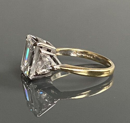 18ct Gold Diamond Solitaire Emerald Cut Ring - Image 6 of 12