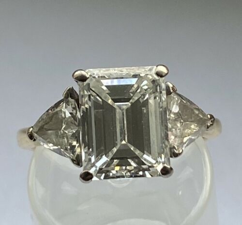 18ct Gold Diamond Solitaire Emerald Cut Ring - Image 2 of 12