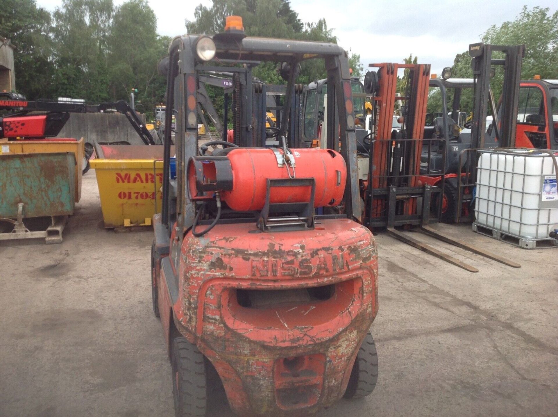 Nissan 2.5 ton gas forklift - Image 2 of 6