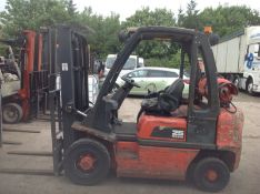 Nissan 2.5 ton gas forklift