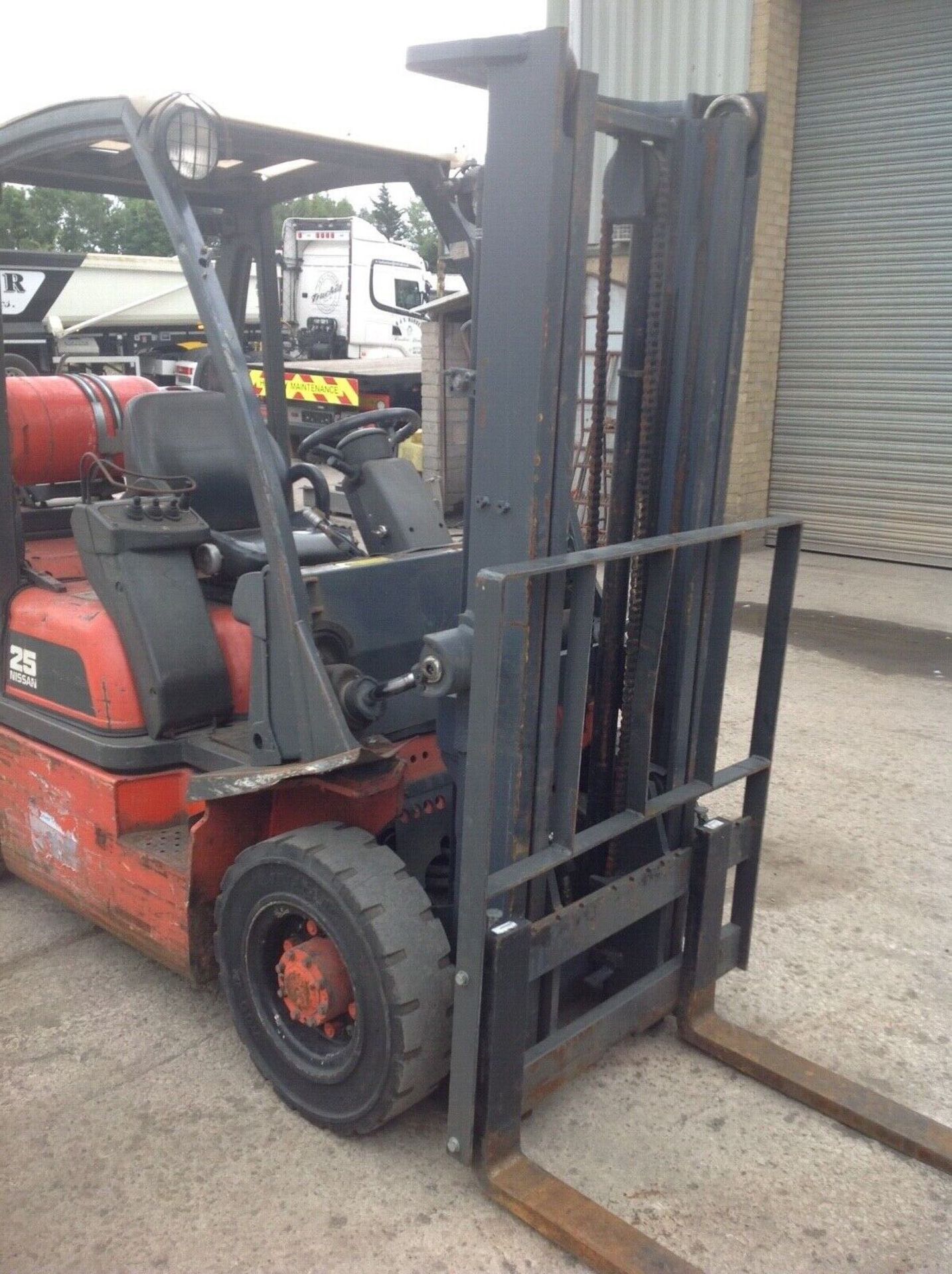 Nissan 2.5 ton gas forklift - Image 4 of 6