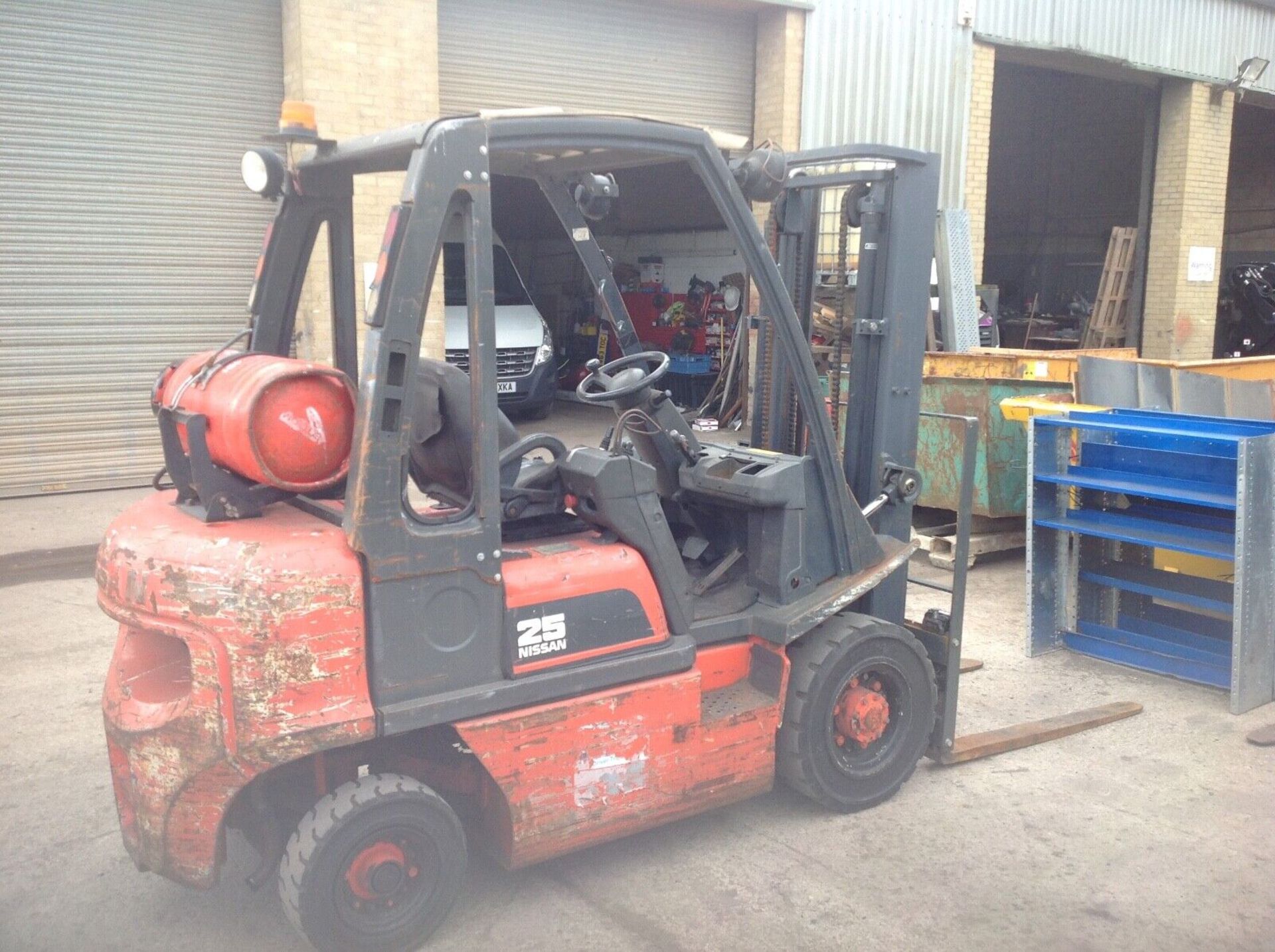 Nissan 2.5 ton gas forklift - Image 3 of 6