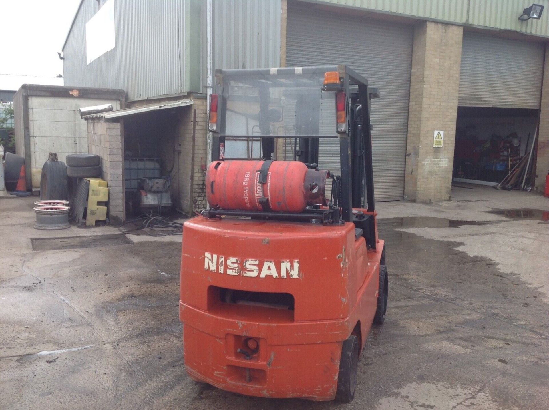 Nissan 3.0 ton gas forklift - Image 2 of 6