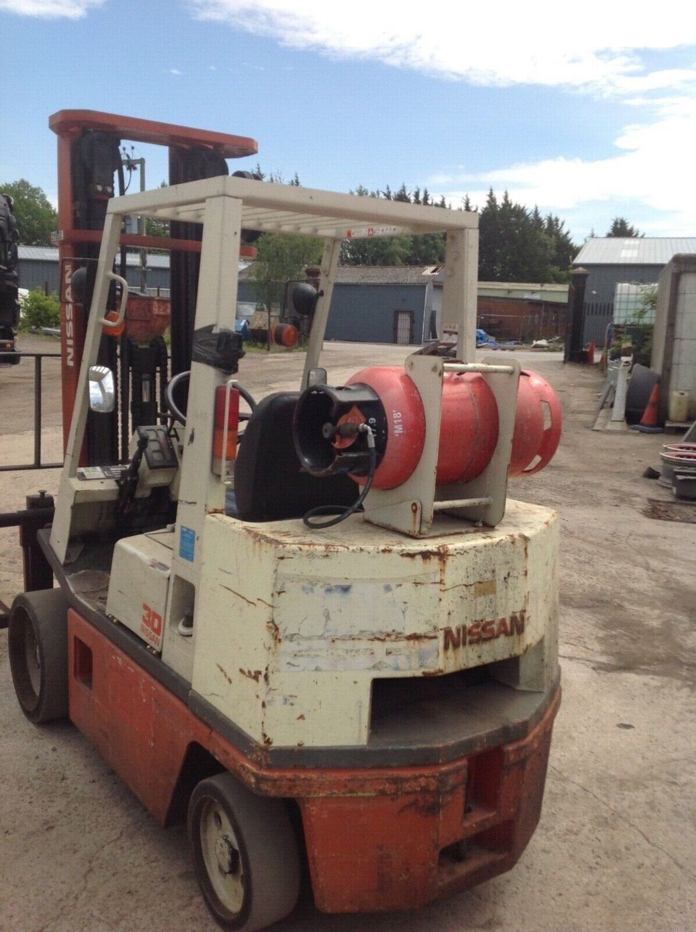 Nissan 3 ton gas forklift - Image 4 of 5