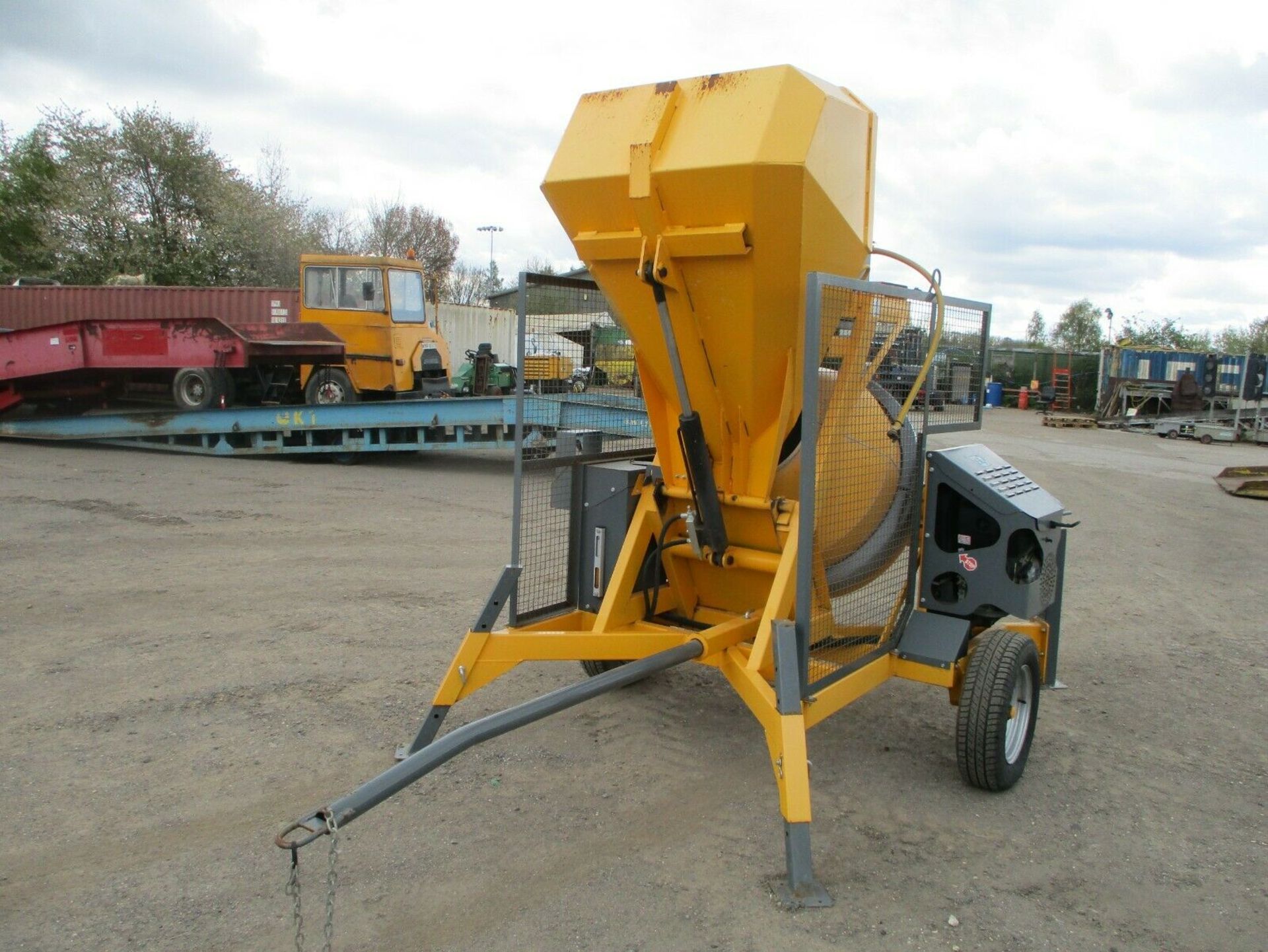 2019 Altrad Belle RB500B self loading diesel cement mixer - Image 2 of 7