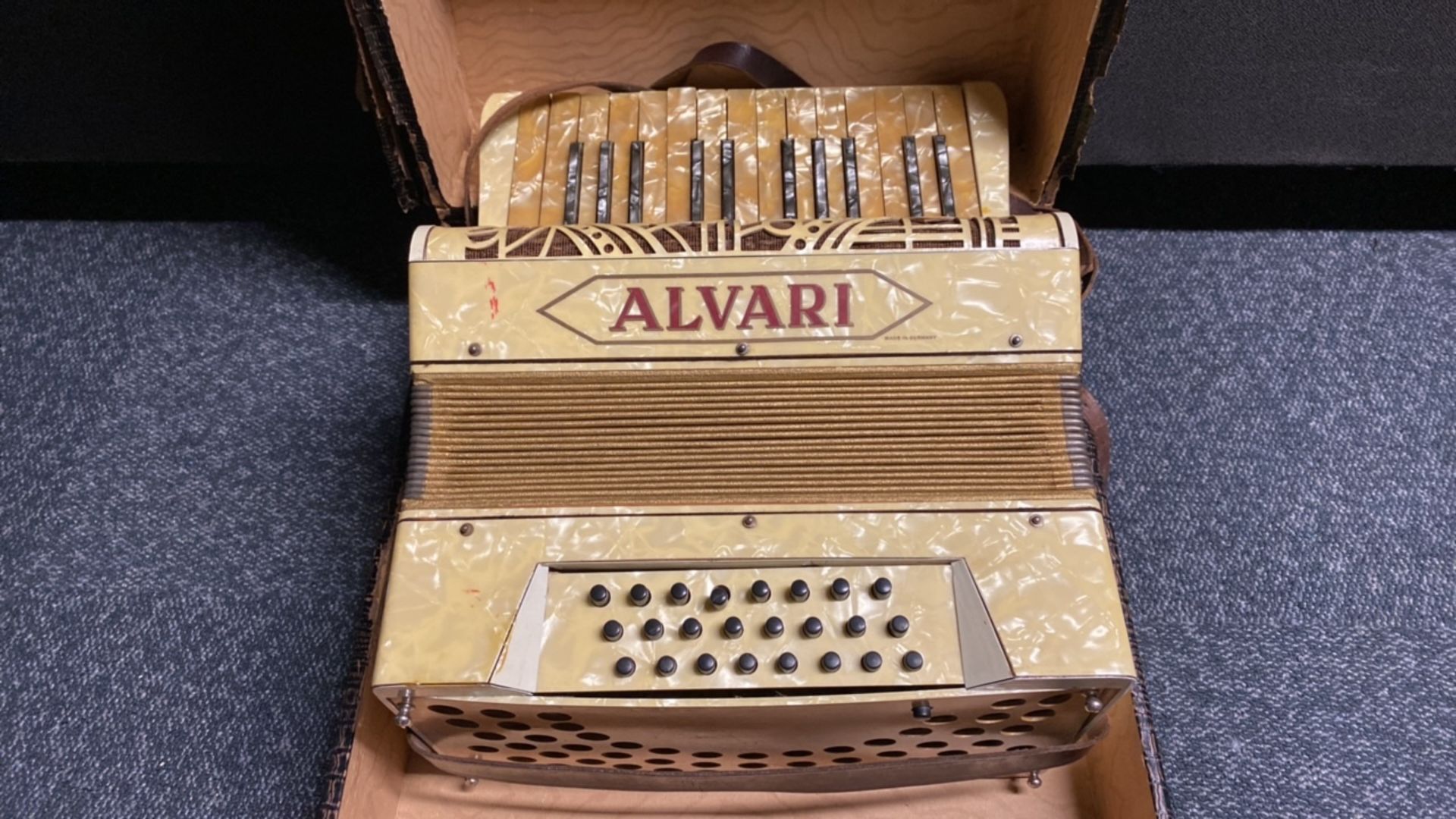 Alvari Accordion