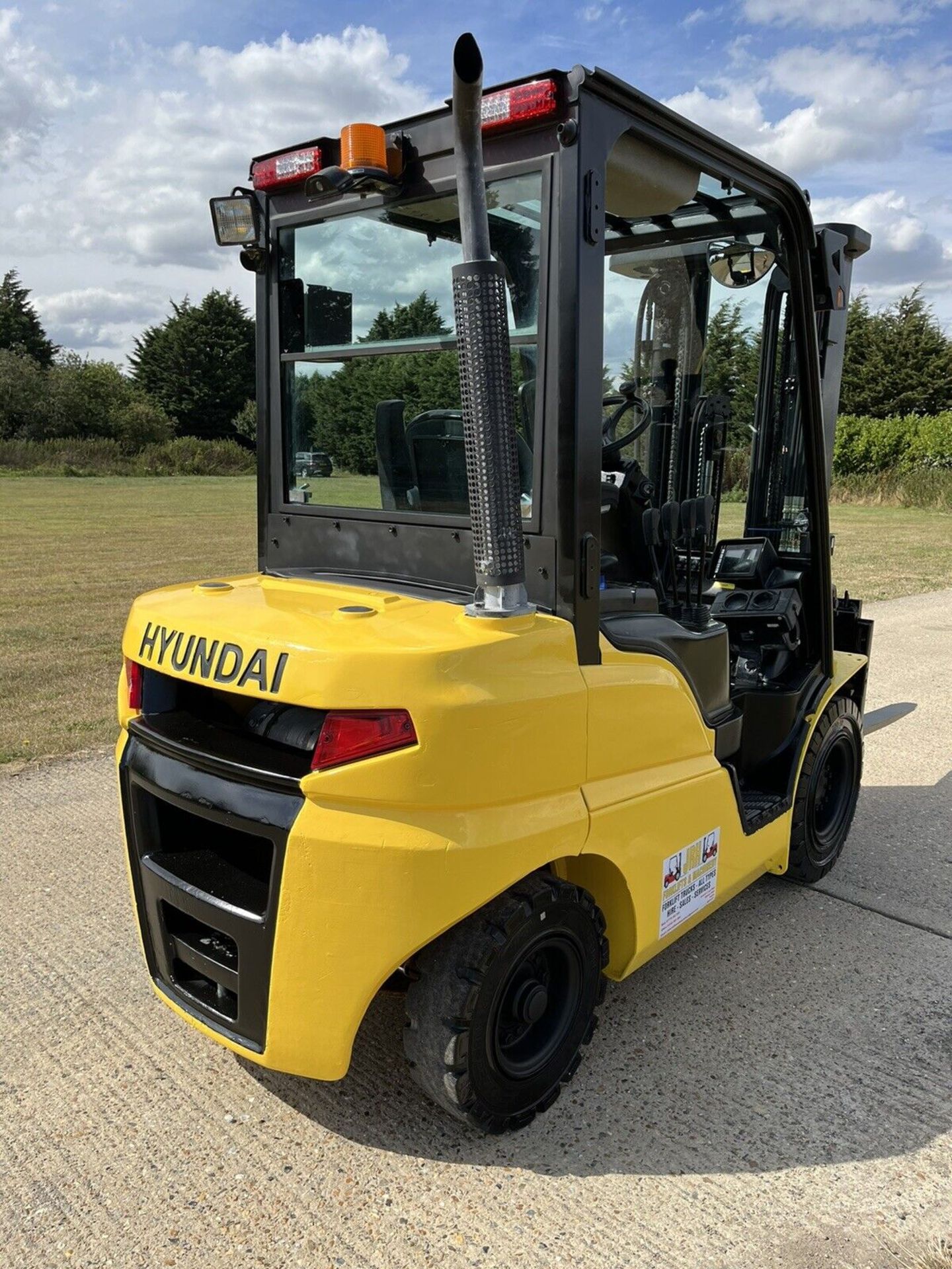 Hyundai 2.5 Diesel Forklift Container Spec 2015 - Image 2 of 10