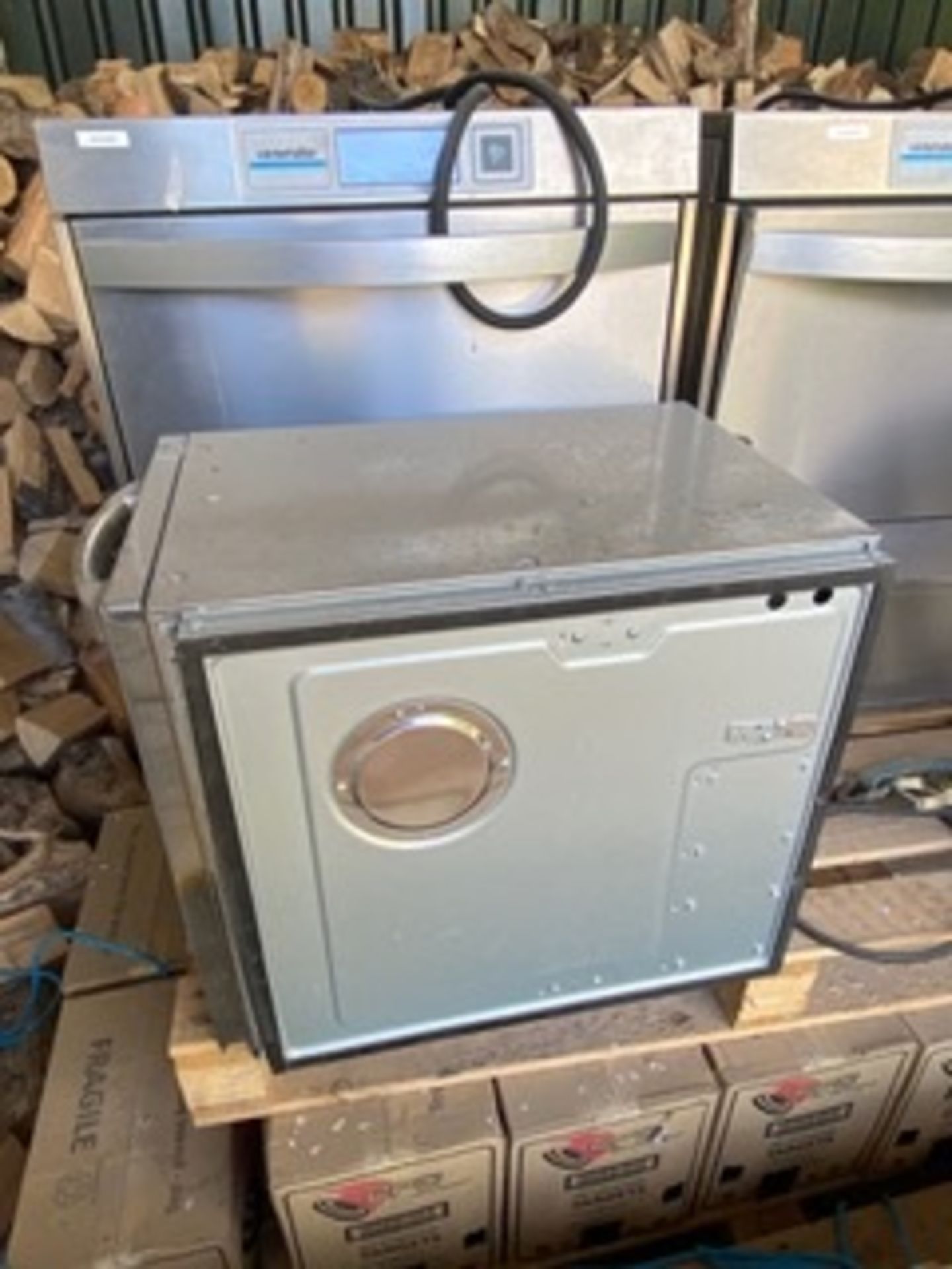 Commercial Microwave made by Daewoo - Image 4 of 6