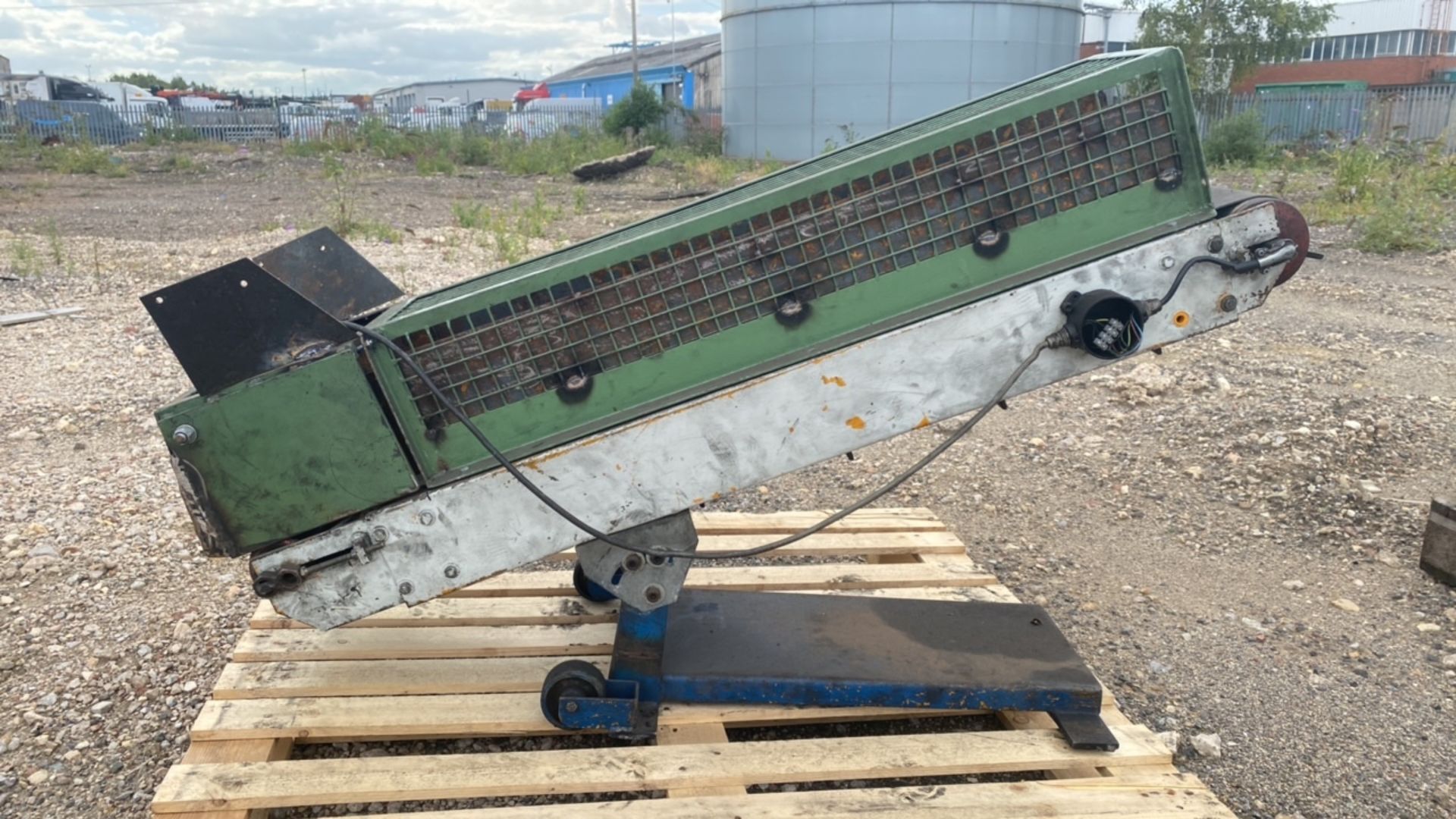 Elevated motorised step conveyor