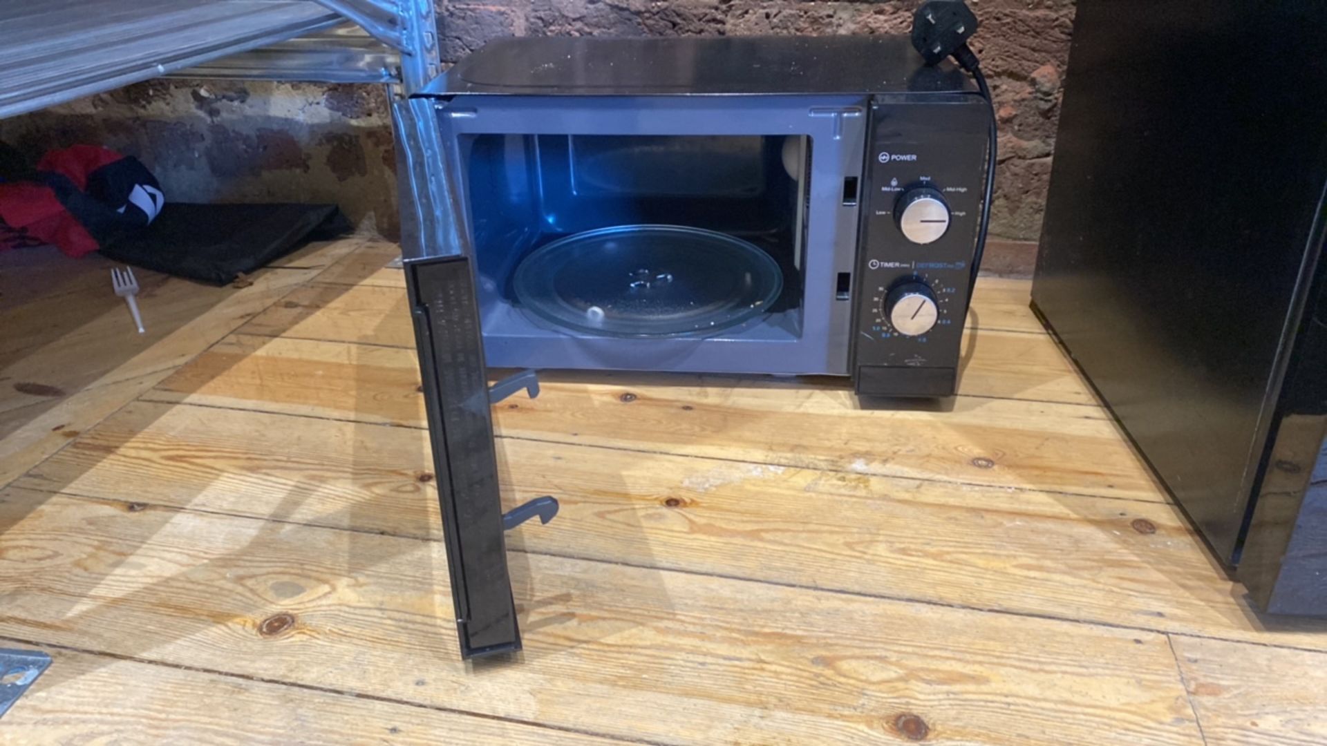 Microwave X2 and Kettle - Image 3 of 7