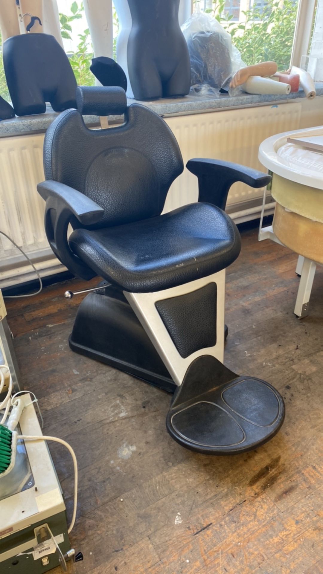 Salon Chair - Image 2 of 4