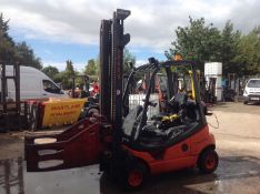 Linde 2.0 ton gas forklift with bale clamp attachment