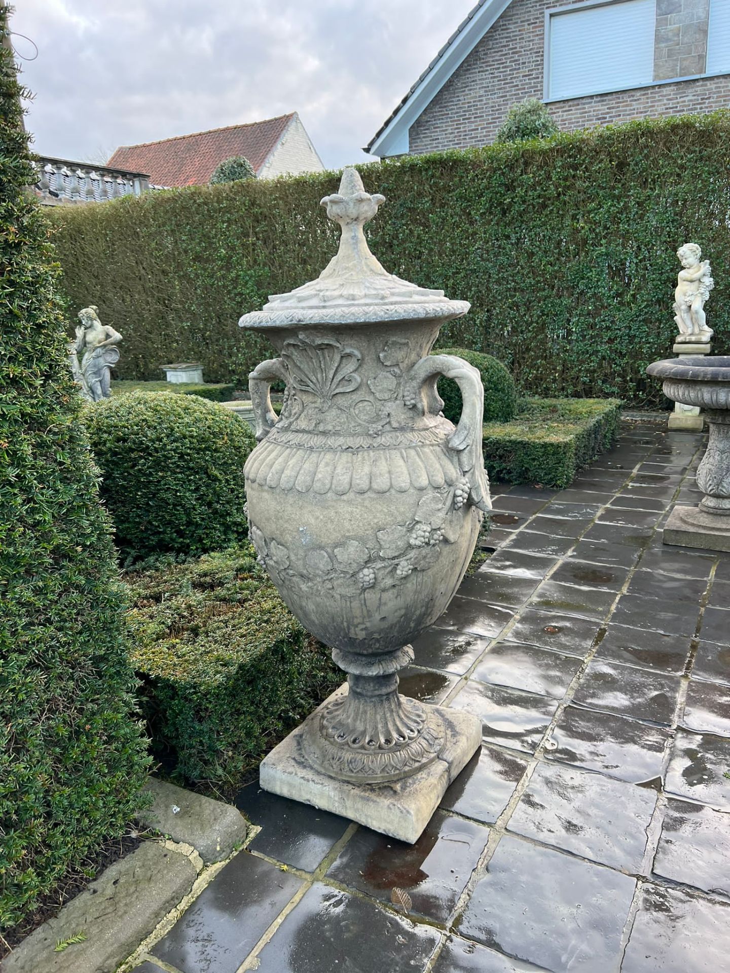 MATCHING PAIR CLASSICAL STONE COMPOSITE 5FT TALL ORNATE URNS WITH HANDLES AND LID IN ANTIQUE FINISH - Image 3 of 3