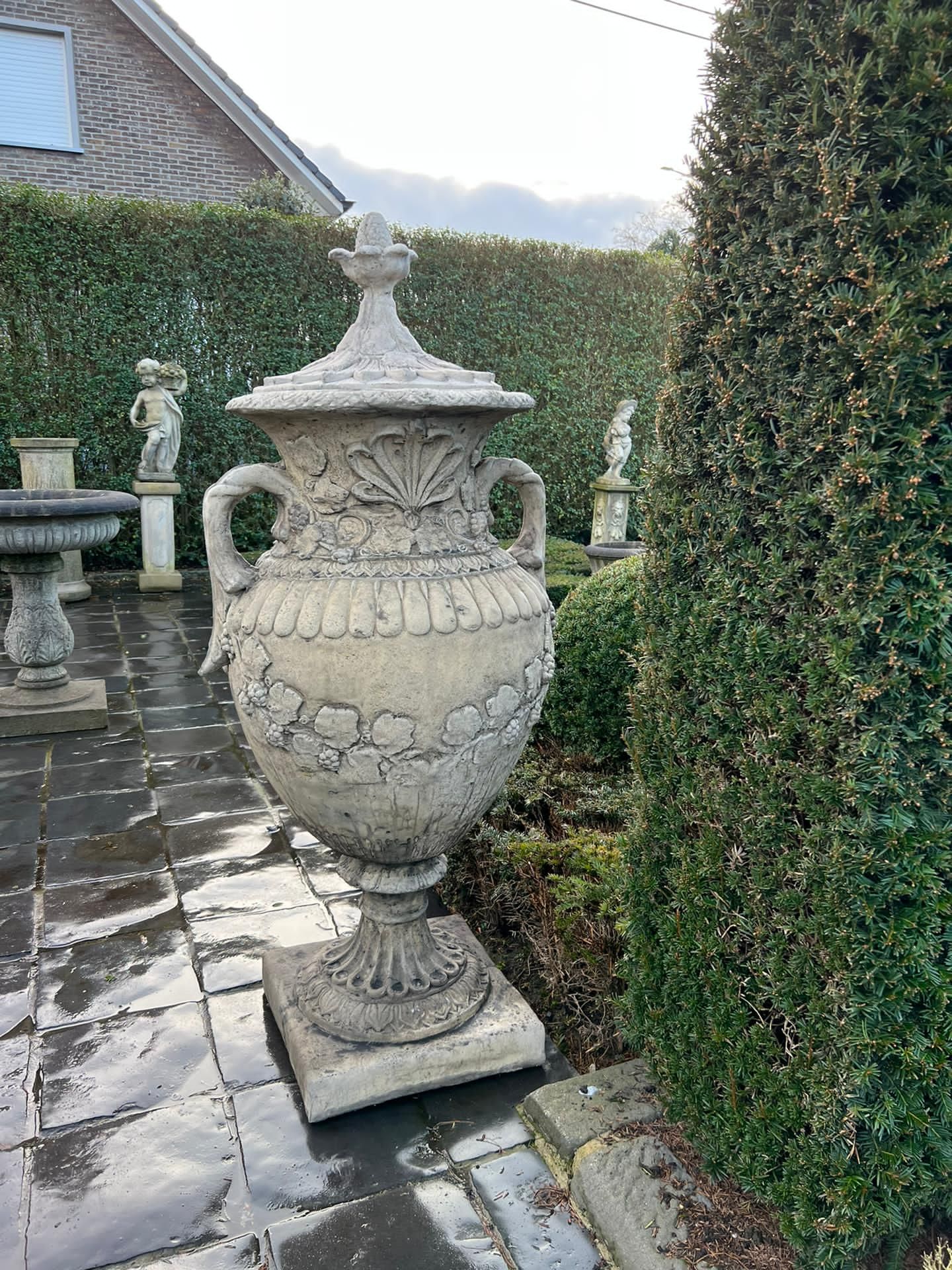 MATCHING PAIR CLASSICAL STONE COMPOSITE 5FT TALL ORNATE URNS WITH HANDLES AND LID IN ANTIQUE FINISH - Image 2 of 3