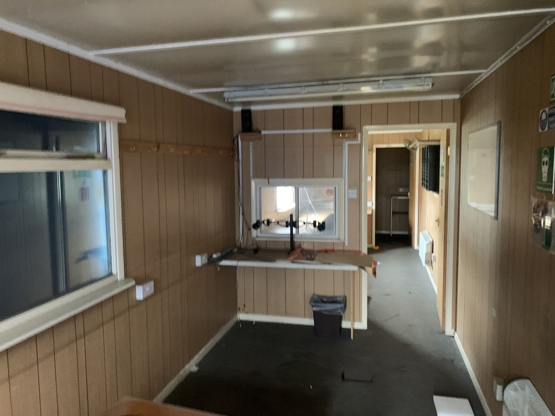 40x8ft Steel shipping container converted to double office/reception - Image 4 of 12