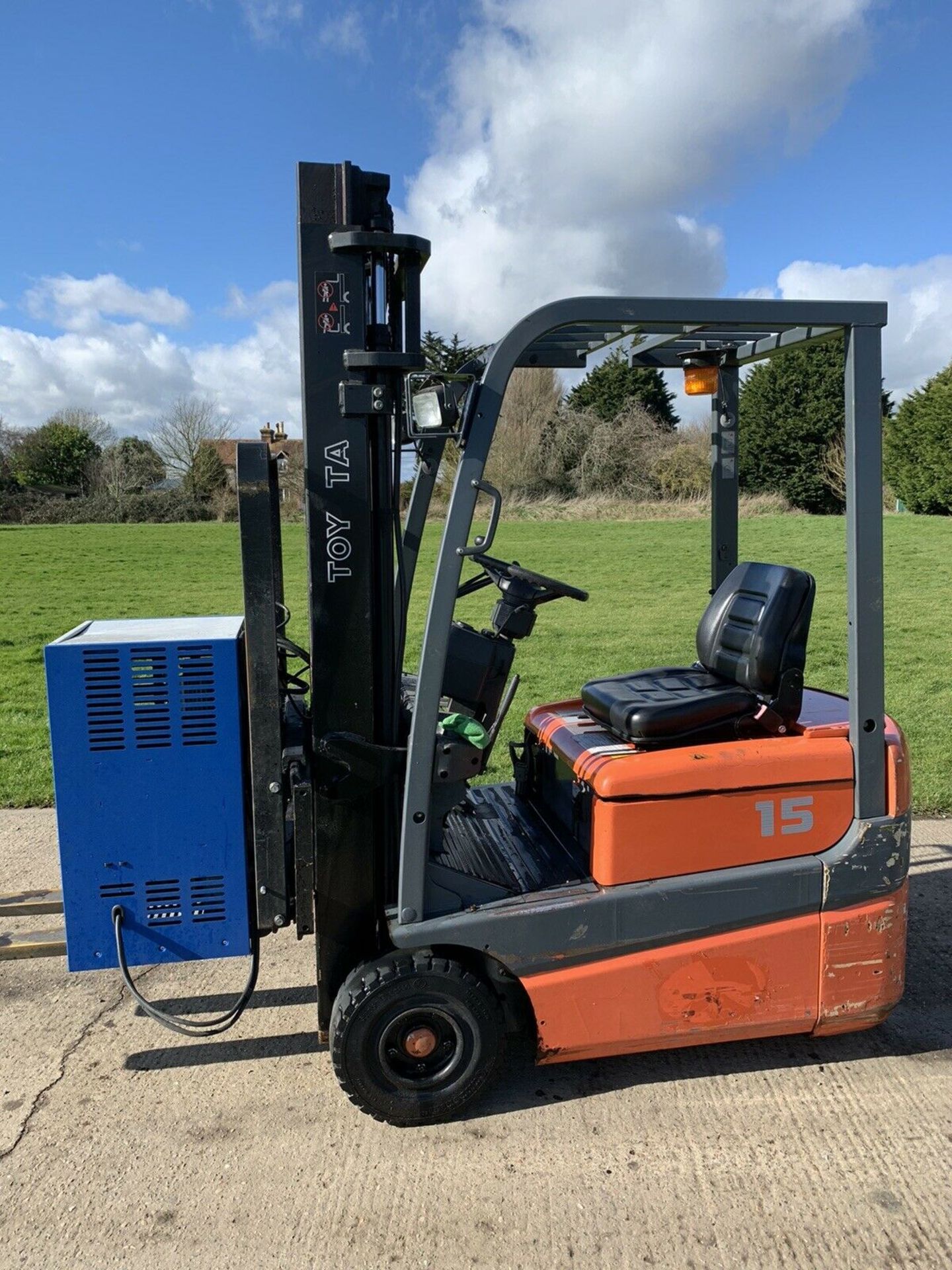 Toyota 1.5 Tonne Electric forklift truck - Image 2 of 3