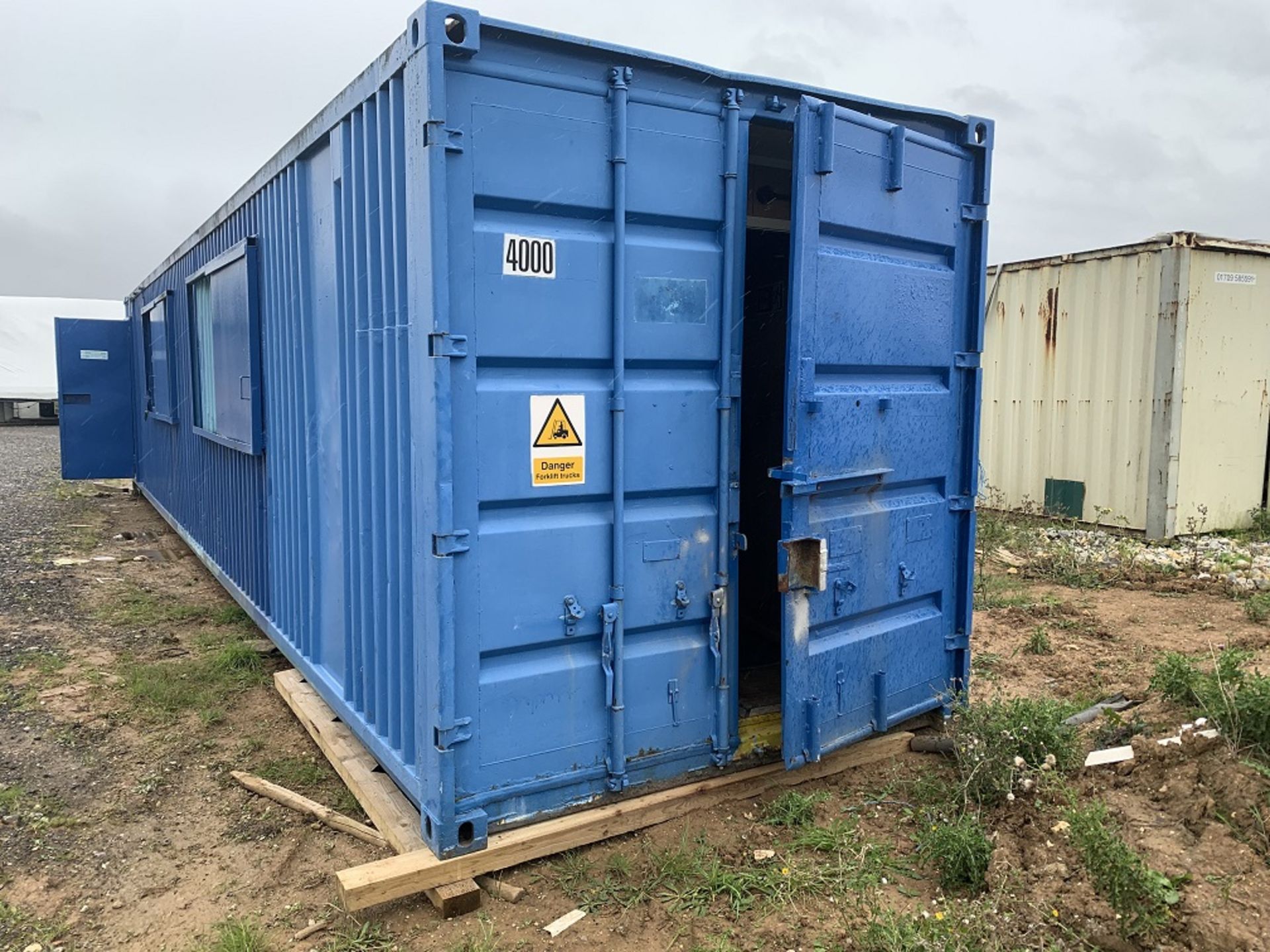 40x8ft Steel shipping container converted to double office/reception - Image 10 of 12