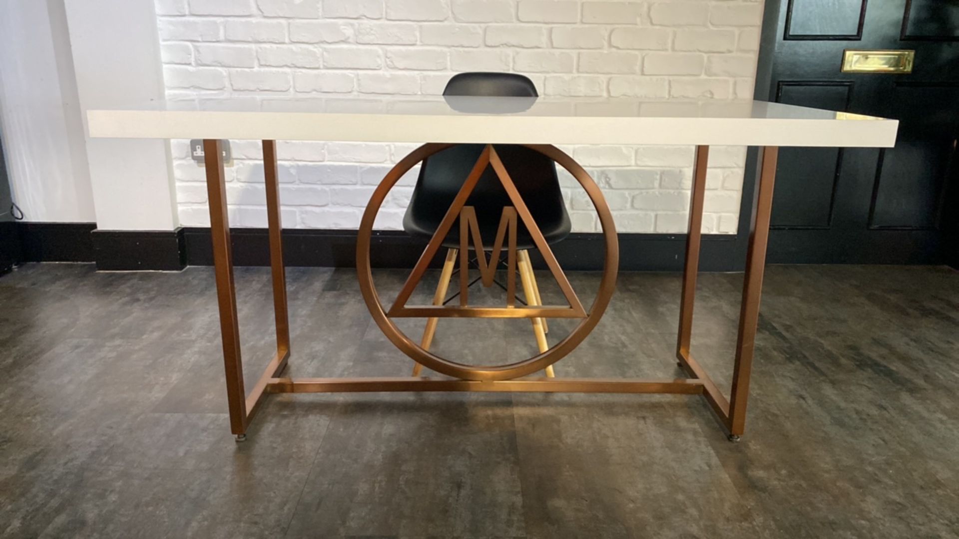 Missguided Logo Table with Chair