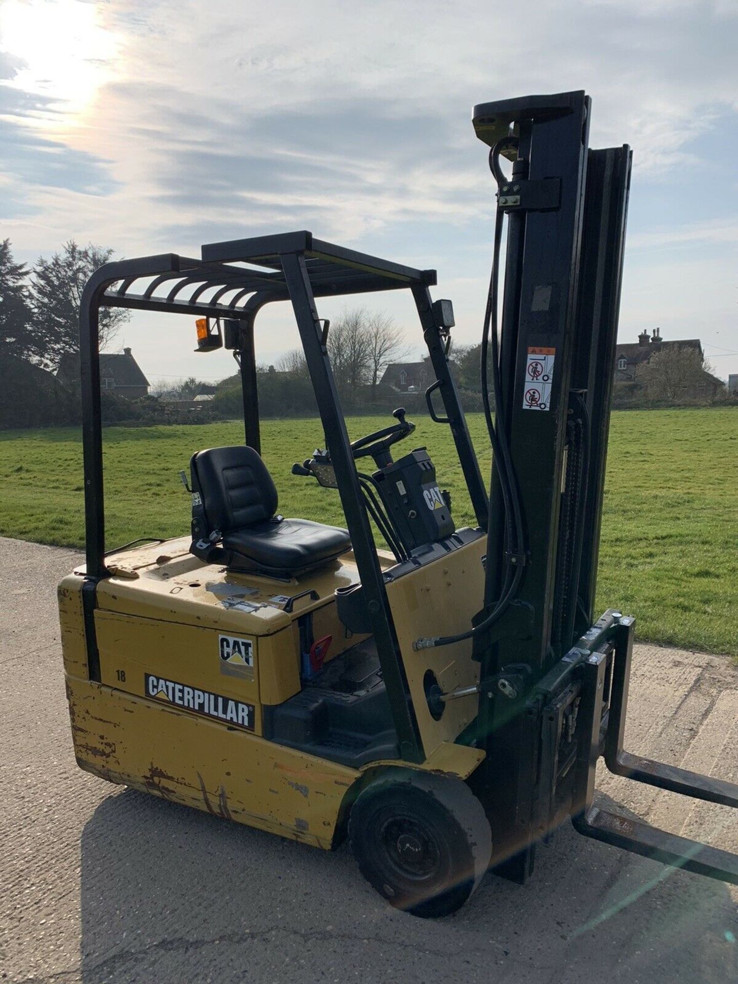 Cat 1.8 Tonne Electric forklift truck - Image 3 of 5