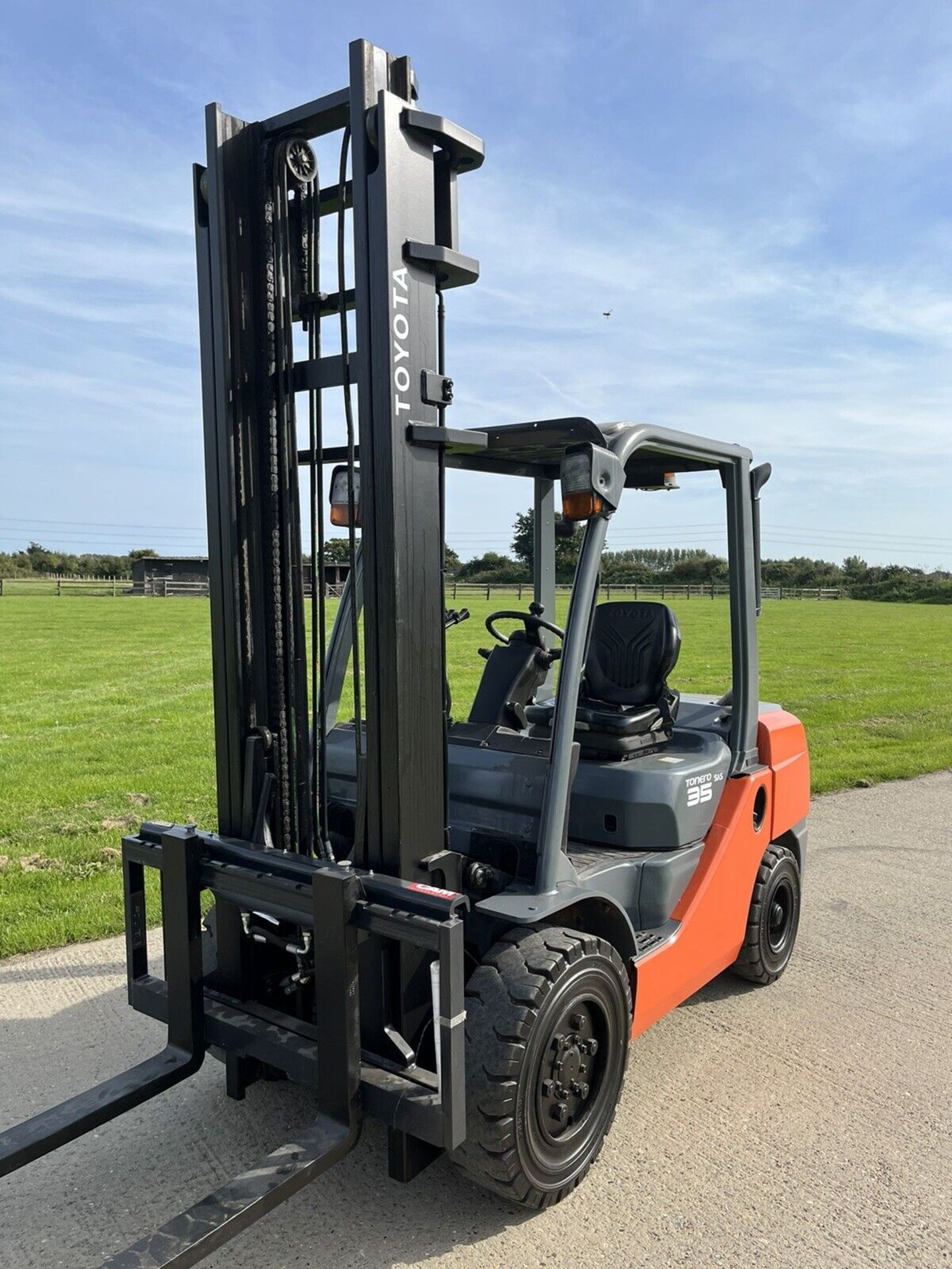 Toyota 3.5 Tonne Diesel Forklift Low Hours 2016 - Image 2 of 6