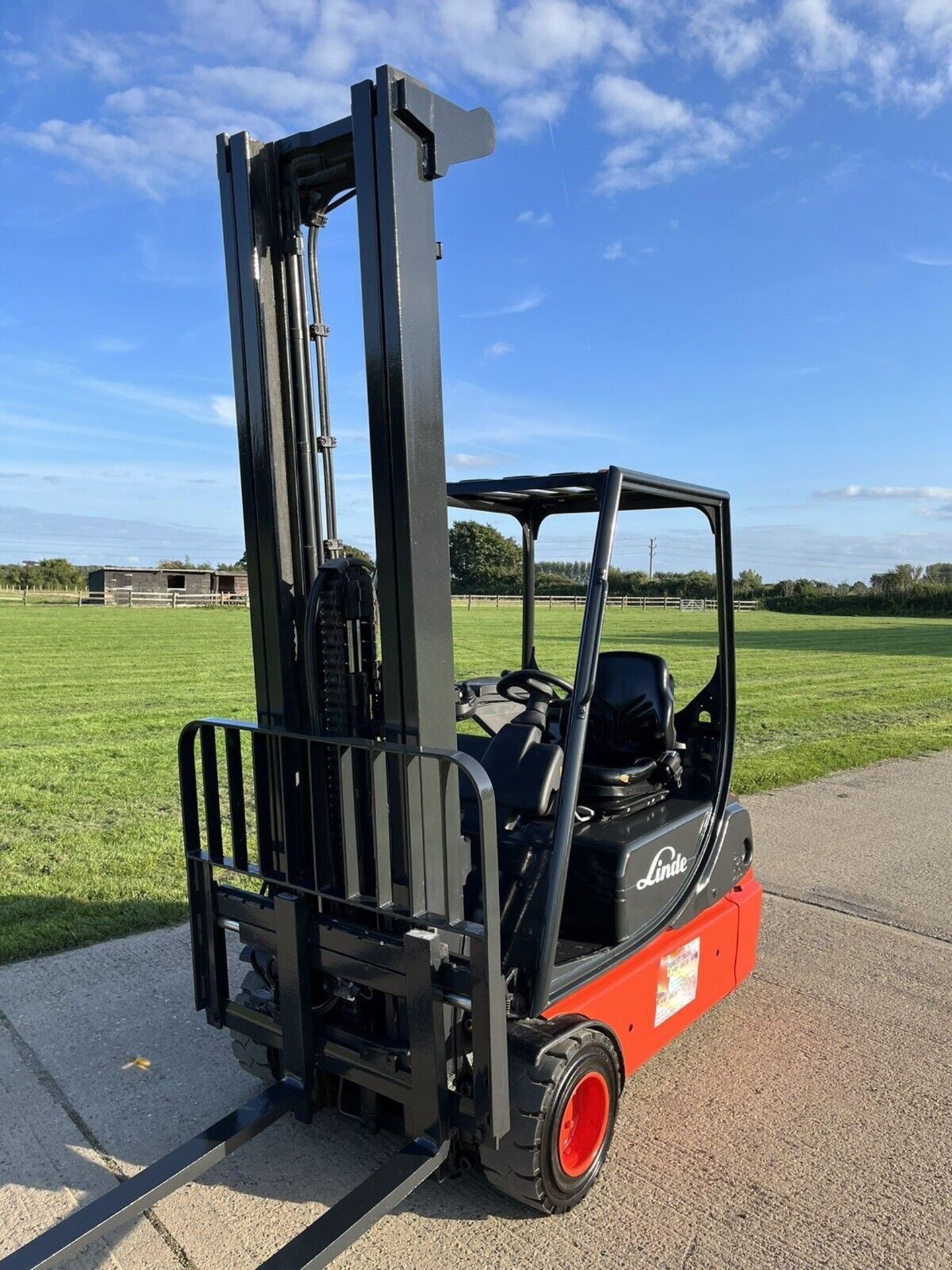 Linde 1.8 Tonne Electric forklift truck - Image 2 of 7