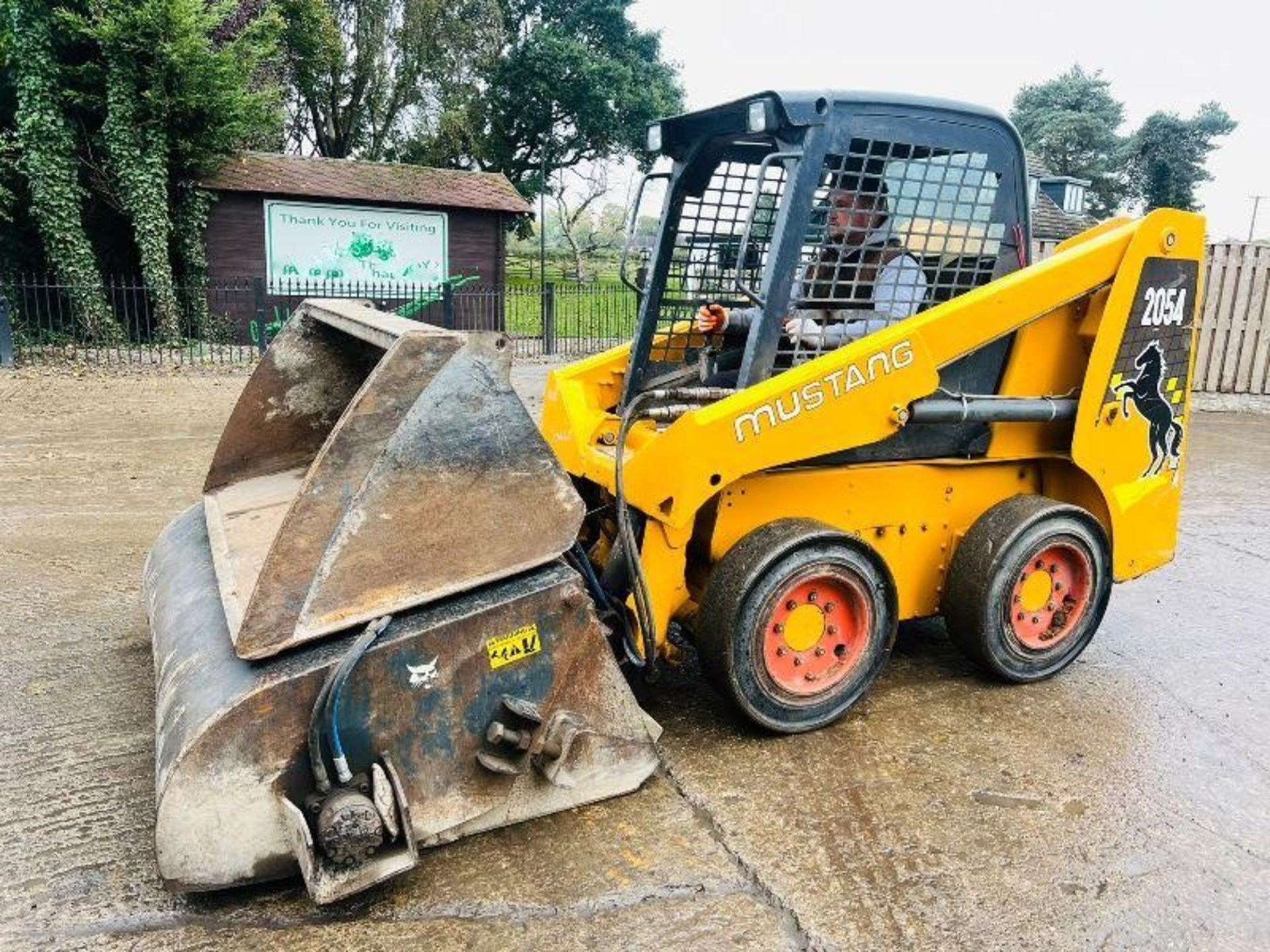 Mustang 2054 Skidsteer C/W Hydraulic Road Brush & Bucket - Image 8 of 11