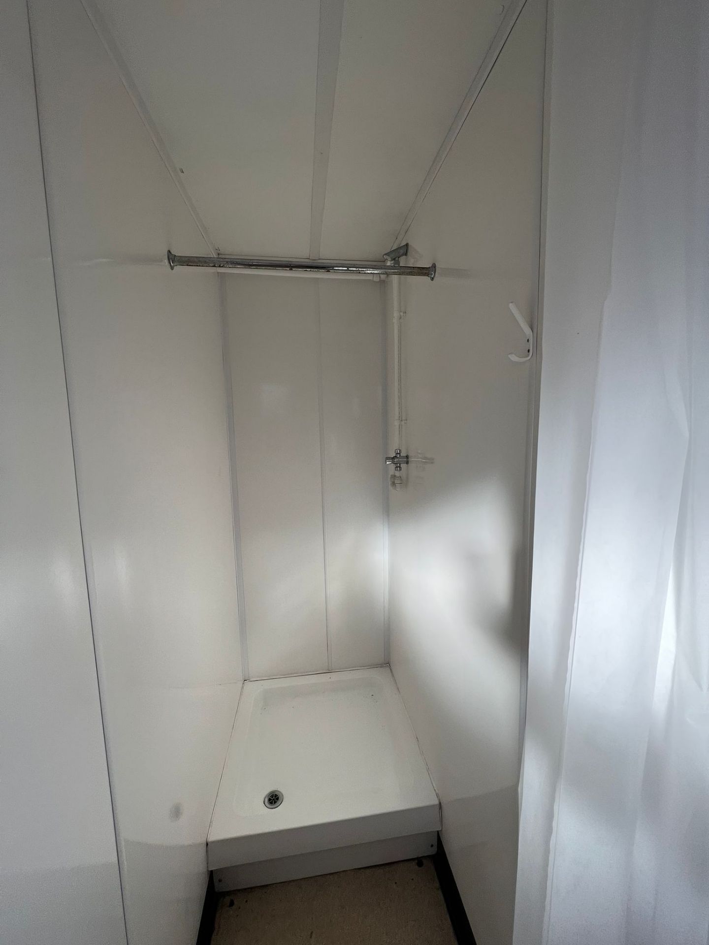 16ft 5 bay shower block - Image 8 of 19