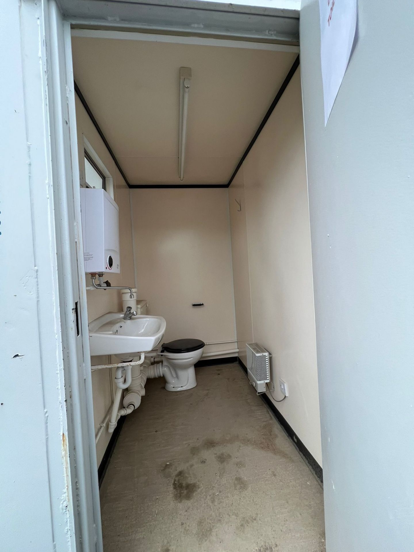 2 + 1 male female toilet block - Image 8 of 11