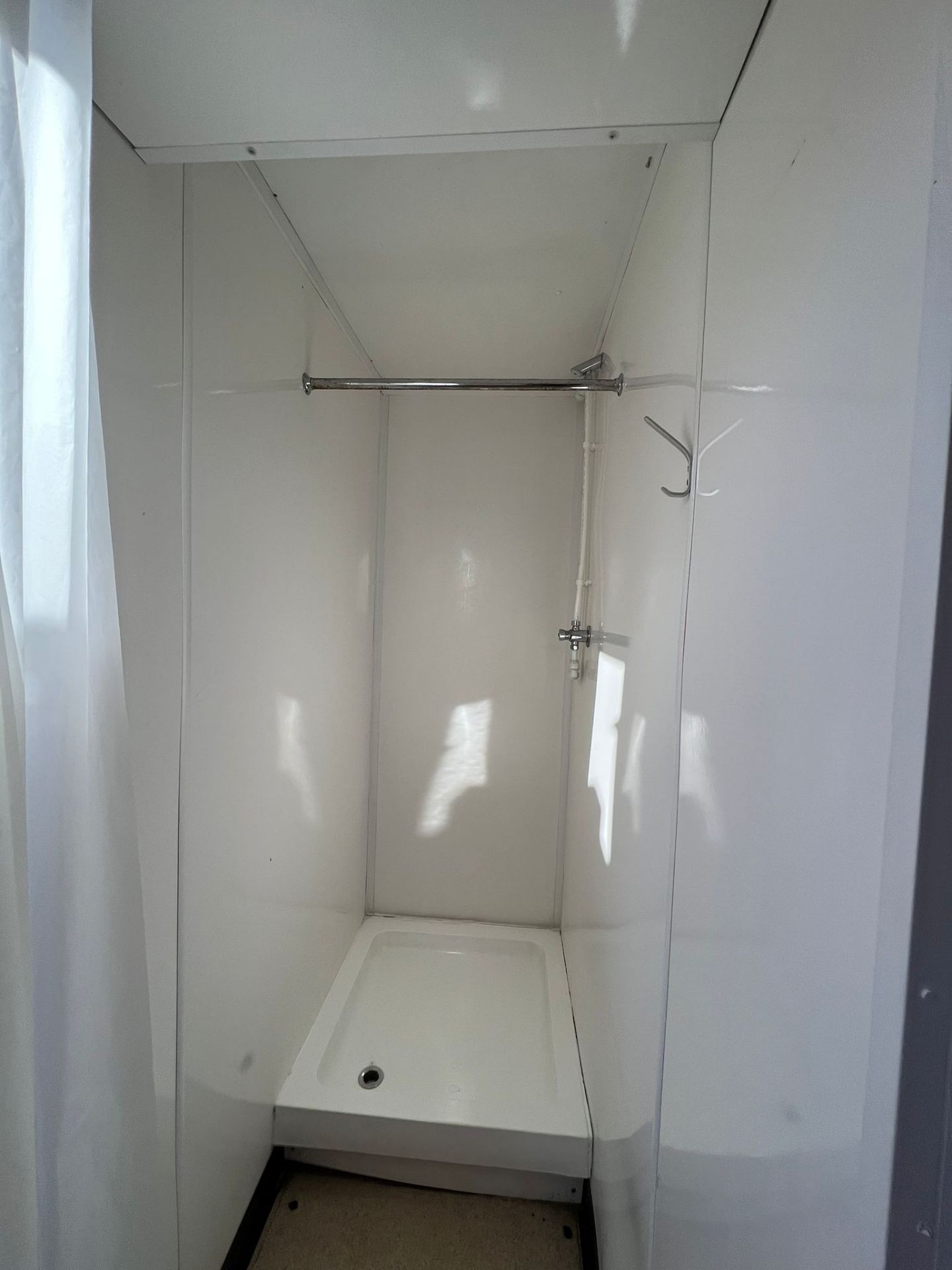 16ft 5 bay shower block - Image 17 of 19