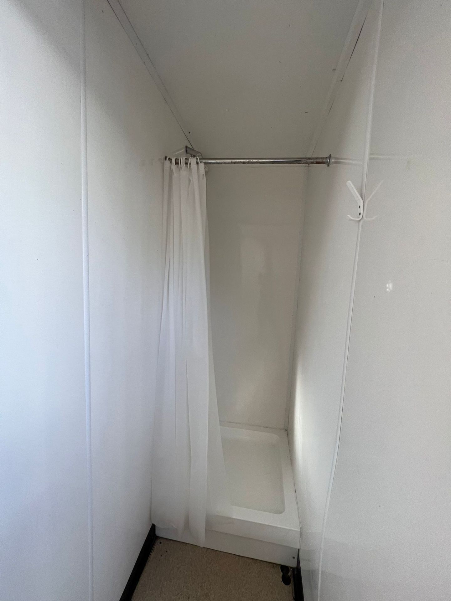 16ft 5 bay shower block - Image 10 of 19