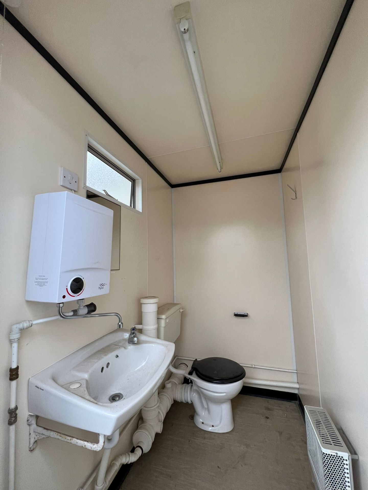 2 + 1 male female toilet block - Image 6 of 11