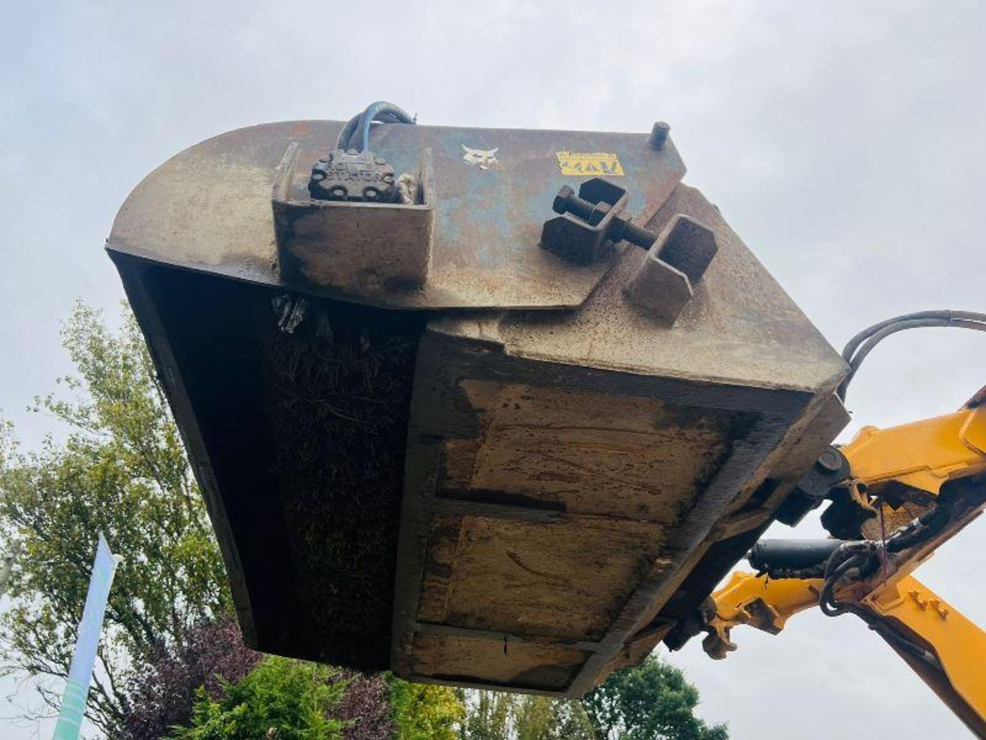 Mustang 2054 Skidsteer C/W Hydraulic Road Brush & Bucket - Image 11 of 11