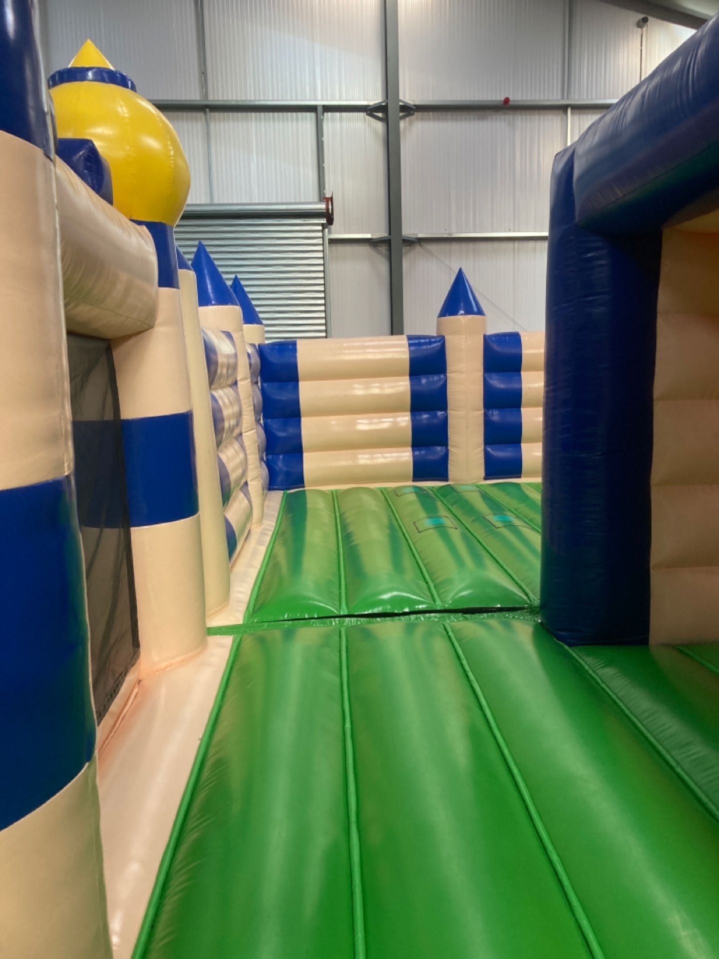 Inflatable bouncy castle - Image 7 of 22