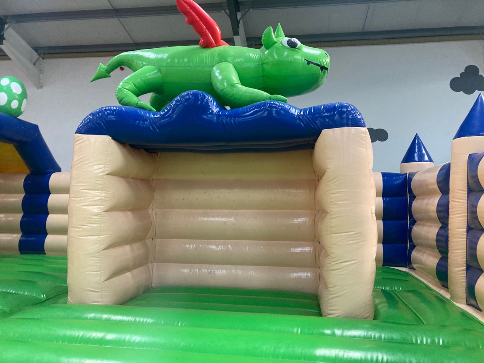 Inflatable bouncy castle - Image 8 of 22