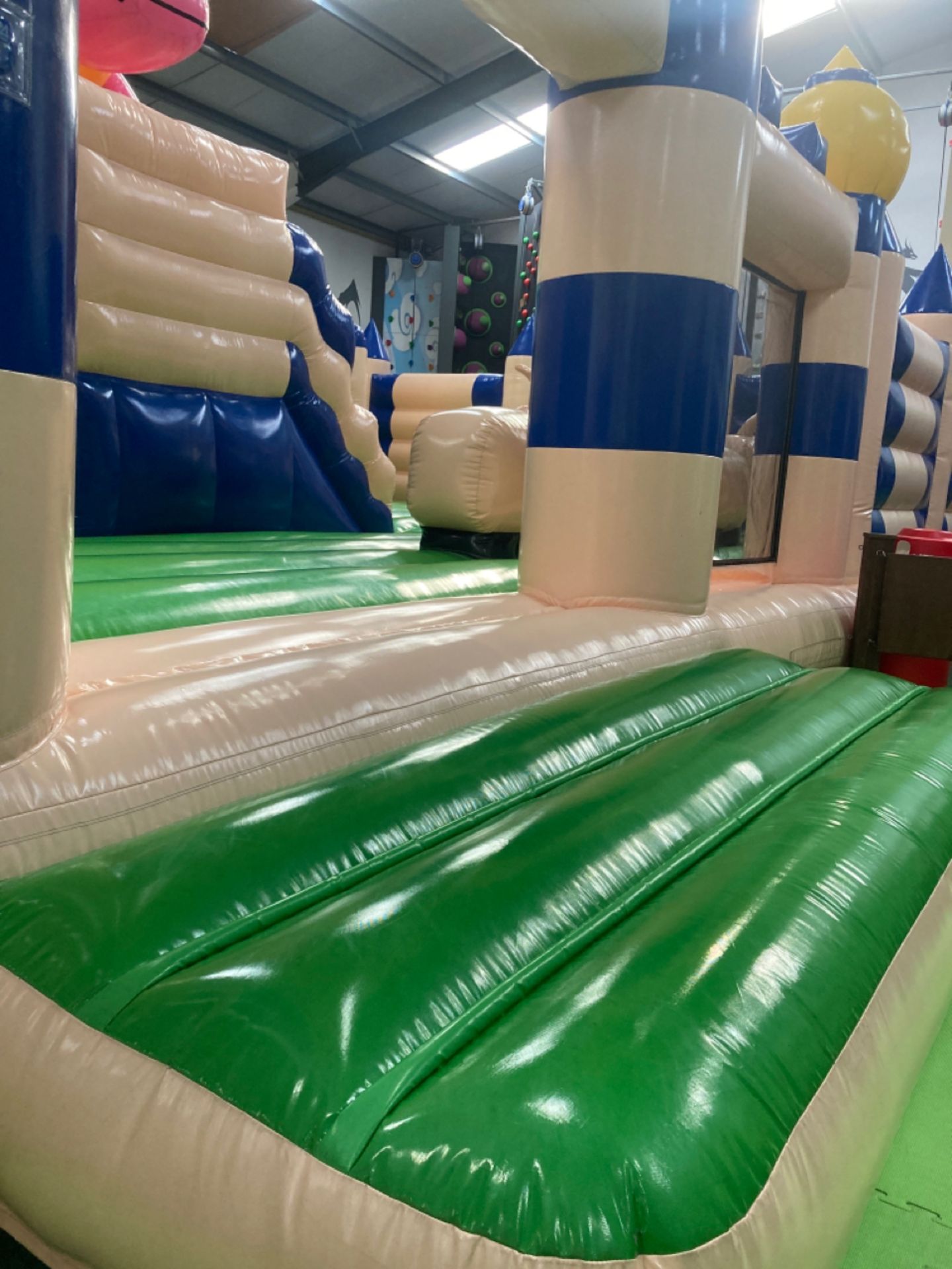 Inflatable bouncy castle - Image 5 of 22