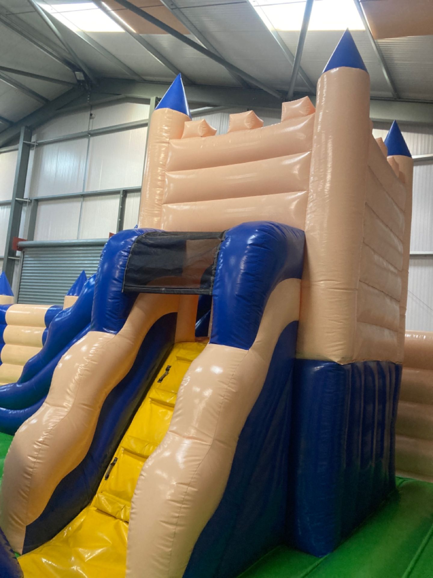 Inflatable bouncy castle - Image 11 of 22