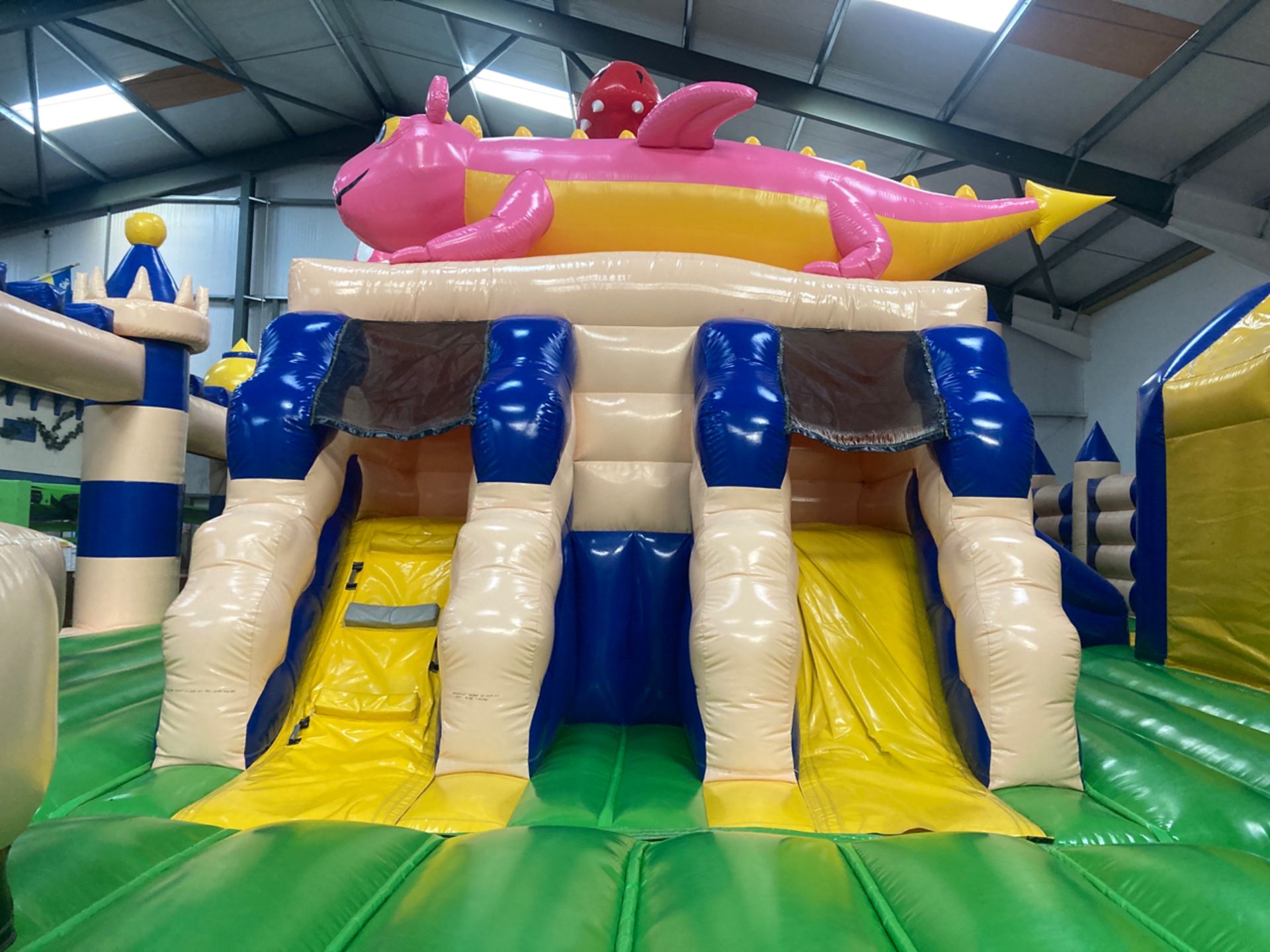 Inflatable bouncy castle - Image 3 of 22