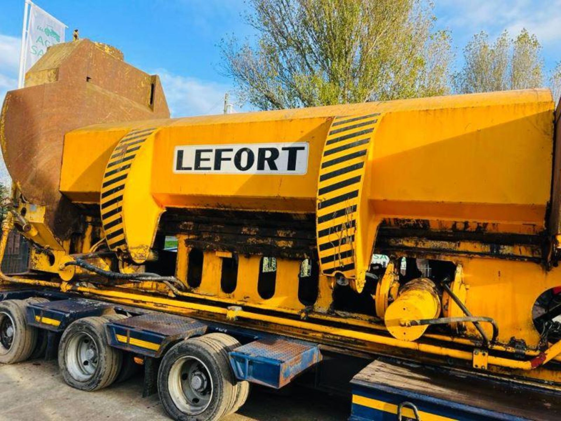 Lefort Conqueror 400 Press & Shear C/W Triaxle Specalised Trailer - Image 8 of 19