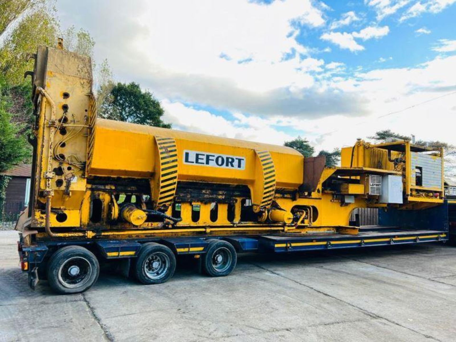 Lefort Conqueror 400 Press & Shear C/W Triaxle Specalised Trailer - Image 16 of 19