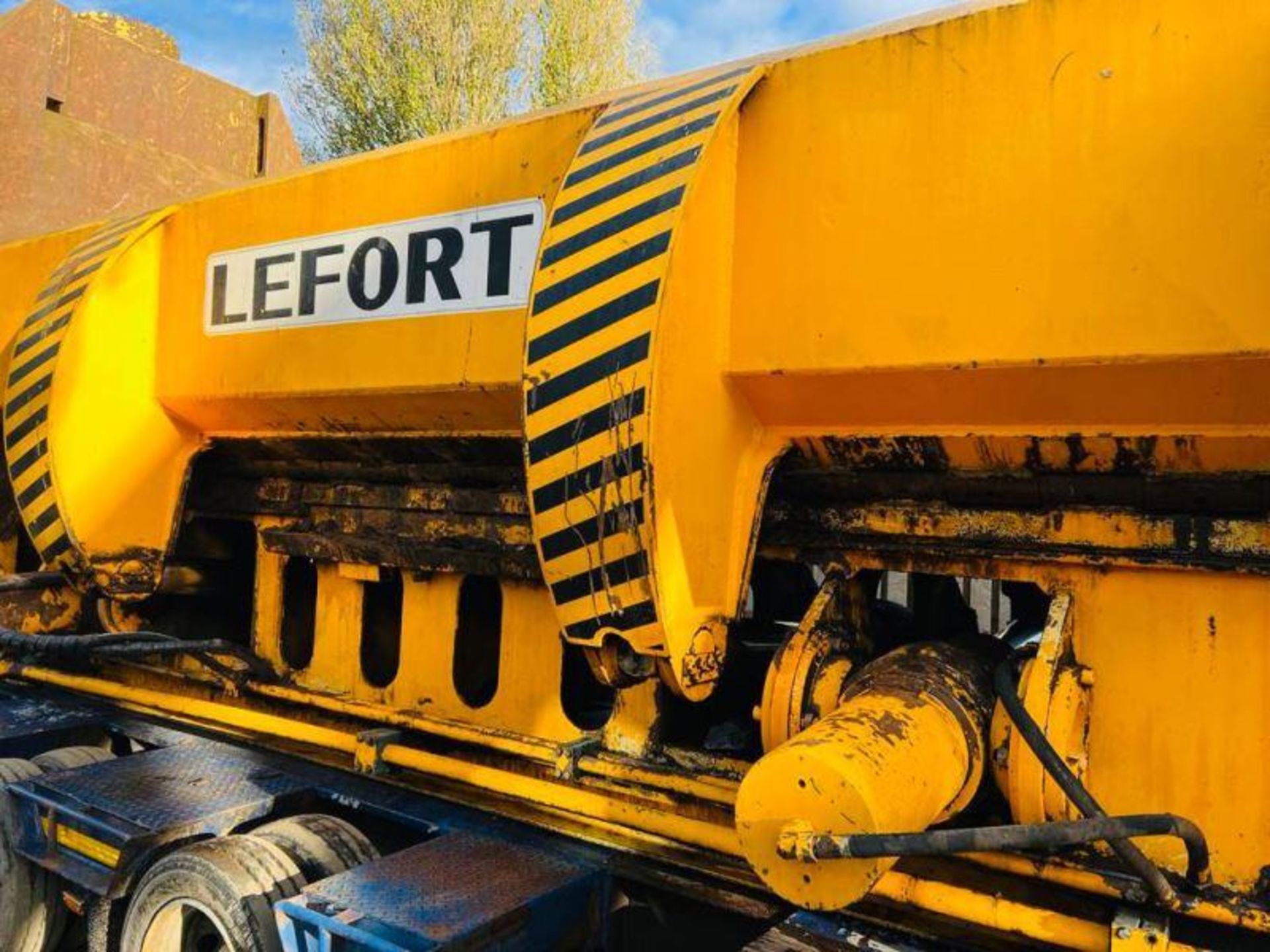 Lefort Conqueror 400 Press & Shear C/W Triaxle Specalised Trailer - Image 15 of 19